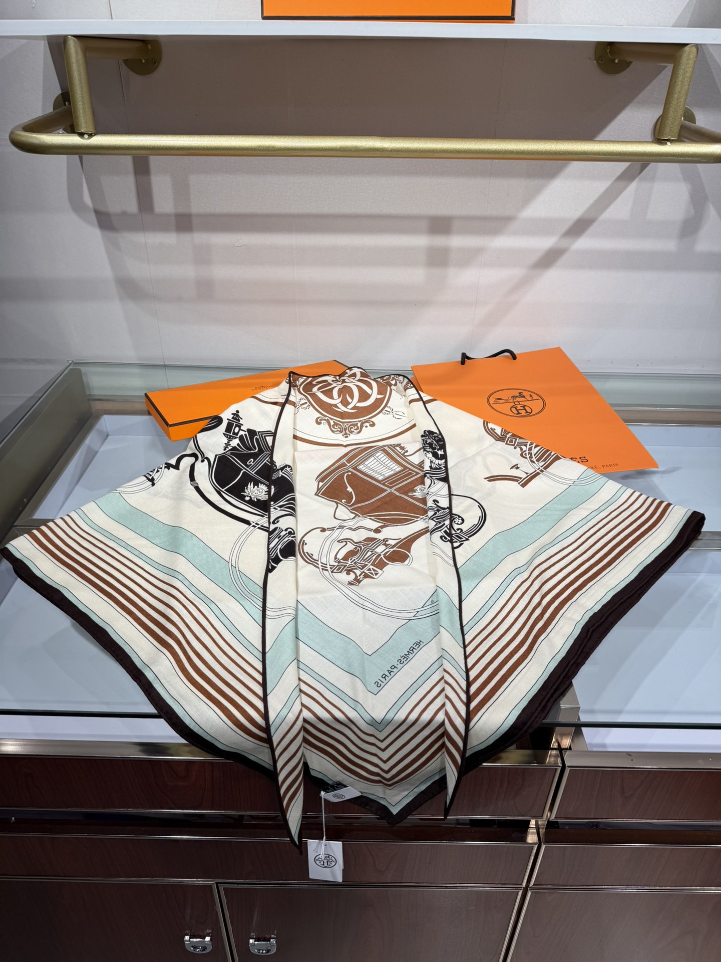 💟HERMES/New三角形尺寸，非常好搭配衣服，手工卷边,70%羊绒+30%真丝材质混纺面料柔软细腻，