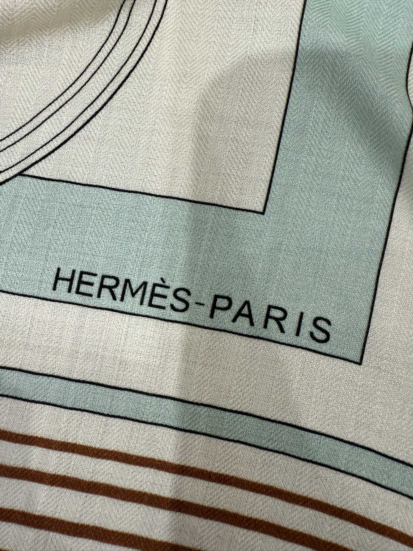 💟HERMES/New三角形尺寸，非常好搭配衣服，手工卷边,70%羊绒+30%真丝材质混纺面料柔软细腻，