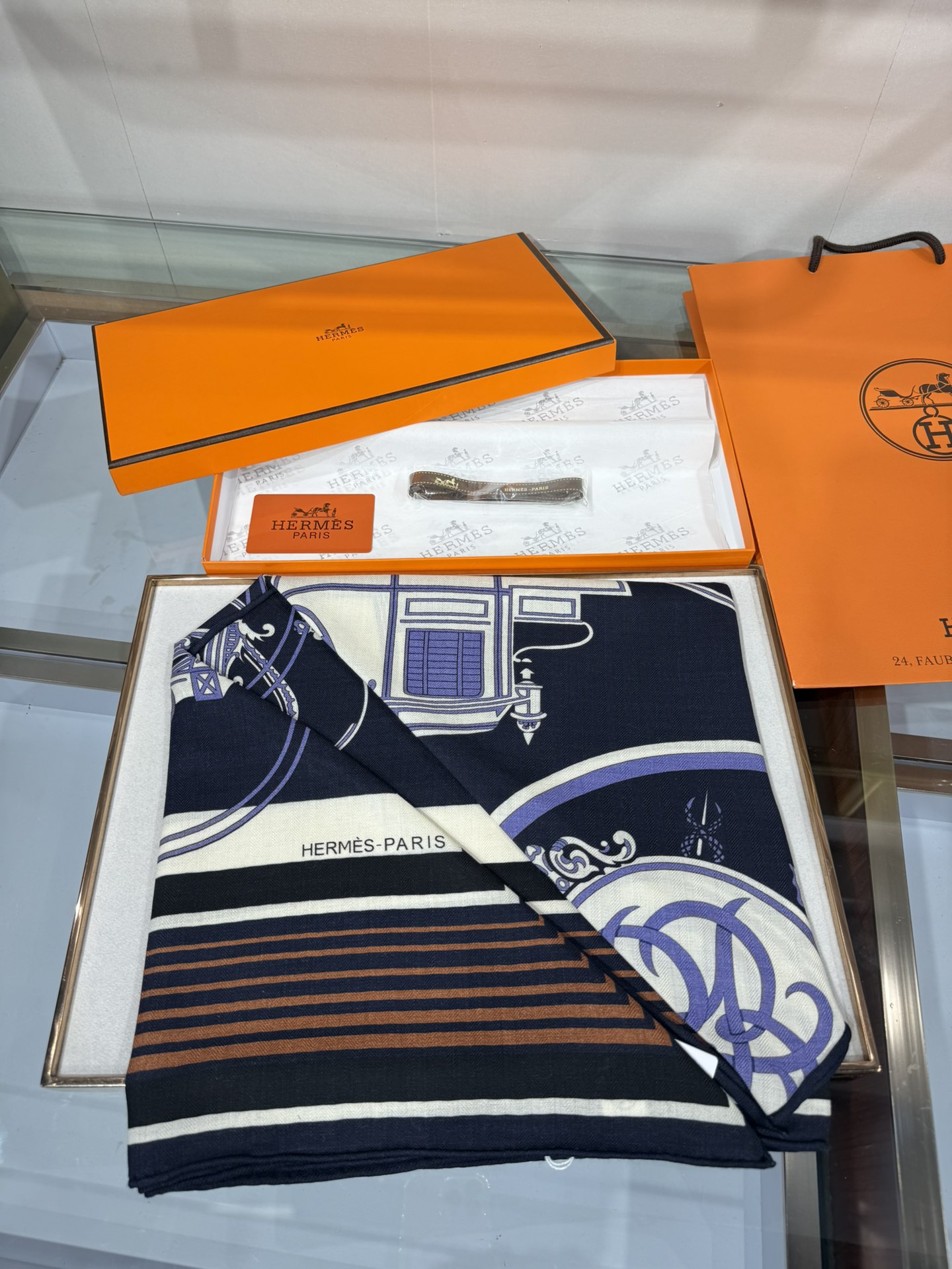 💟HERMES/New三角形尺寸，非常好搭配衣服，手工卷边,70%羊绒+30%真丝材质混纺面料柔软细腻，