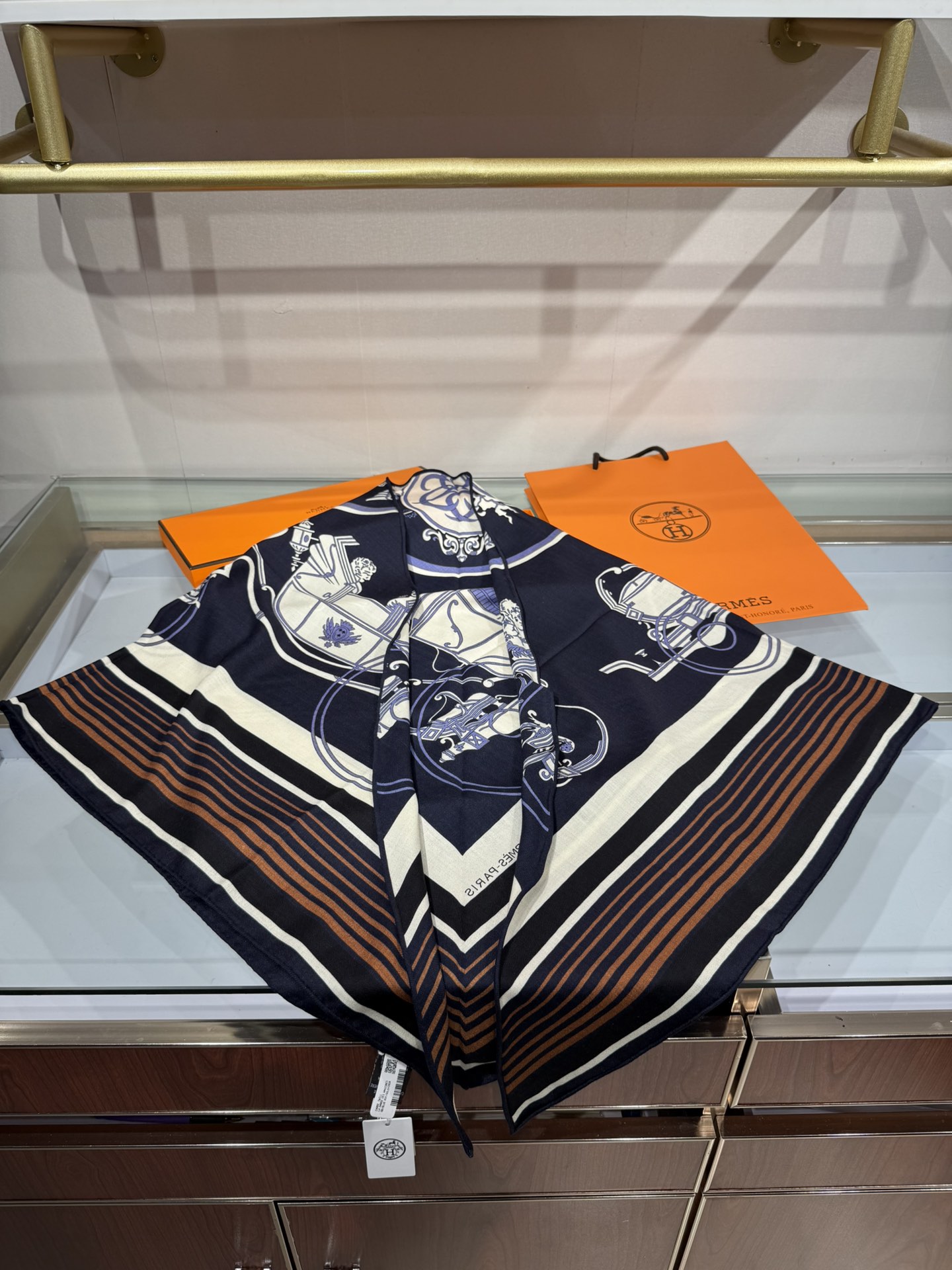 💟HERMES/New三角形尺寸，非常好搭配衣服，手工卷边,70%羊绒+30%真丝材质混纺面料柔软细腻，