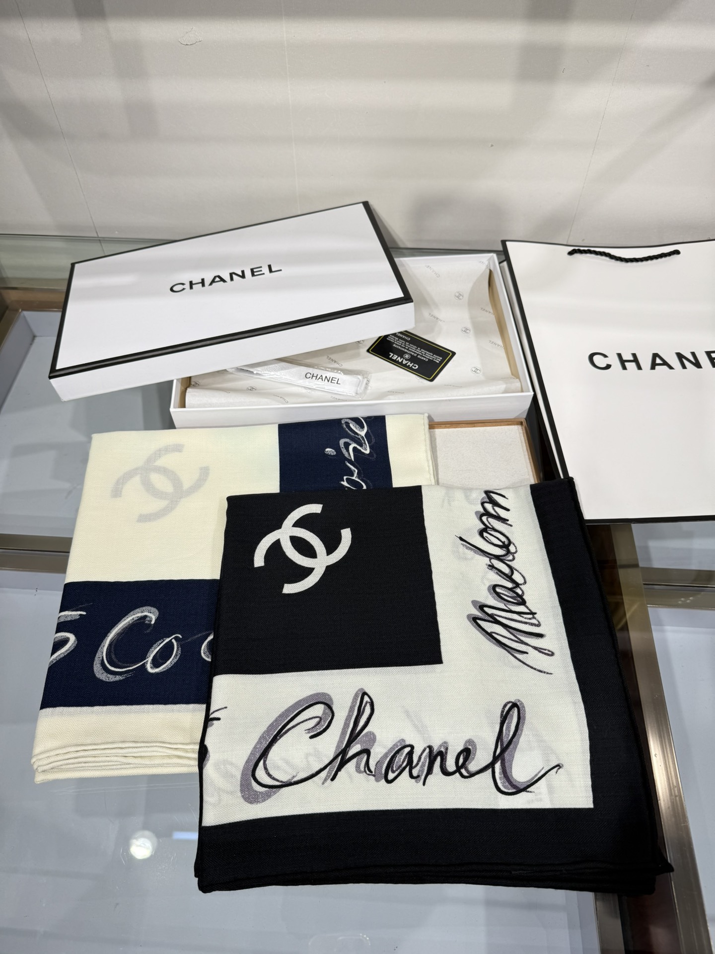💟Chanel ~25秋冬新品～【140顶级丝毛双面同色】穿搭灵感大爆发披肩用来搭配真的很嗲嗲嗲真的太美