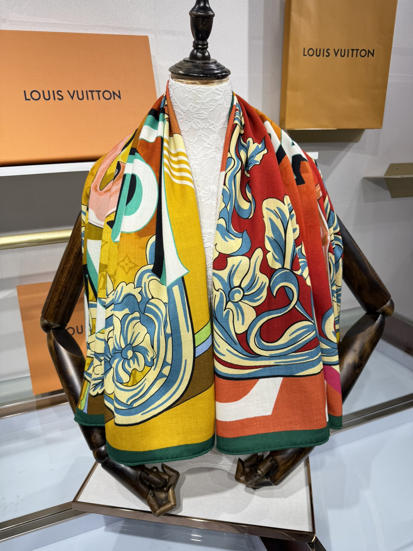 💟2025秋冬上新L驴家专柜最新款‼️。爆款哦 😘💍实物真心美 🎀披肩配以印花💓💃🏻无论设计喷绘都是非常