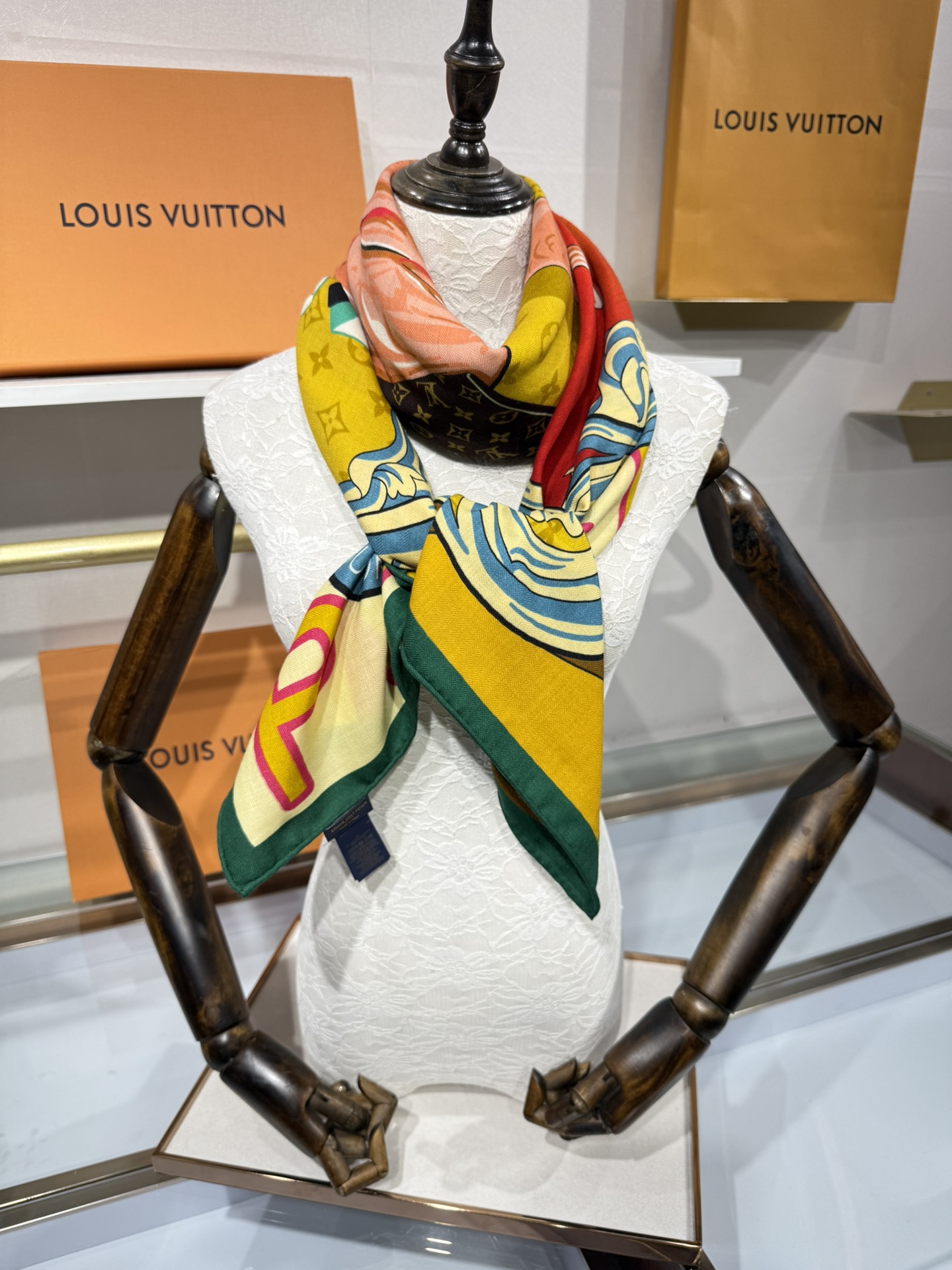 💟2025秋冬上新L驴家专柜最新款‼️。爆款哦 😘💍实物真心美 🎀披肩配以印花💓💃🏻无论设计喷绘都是非常