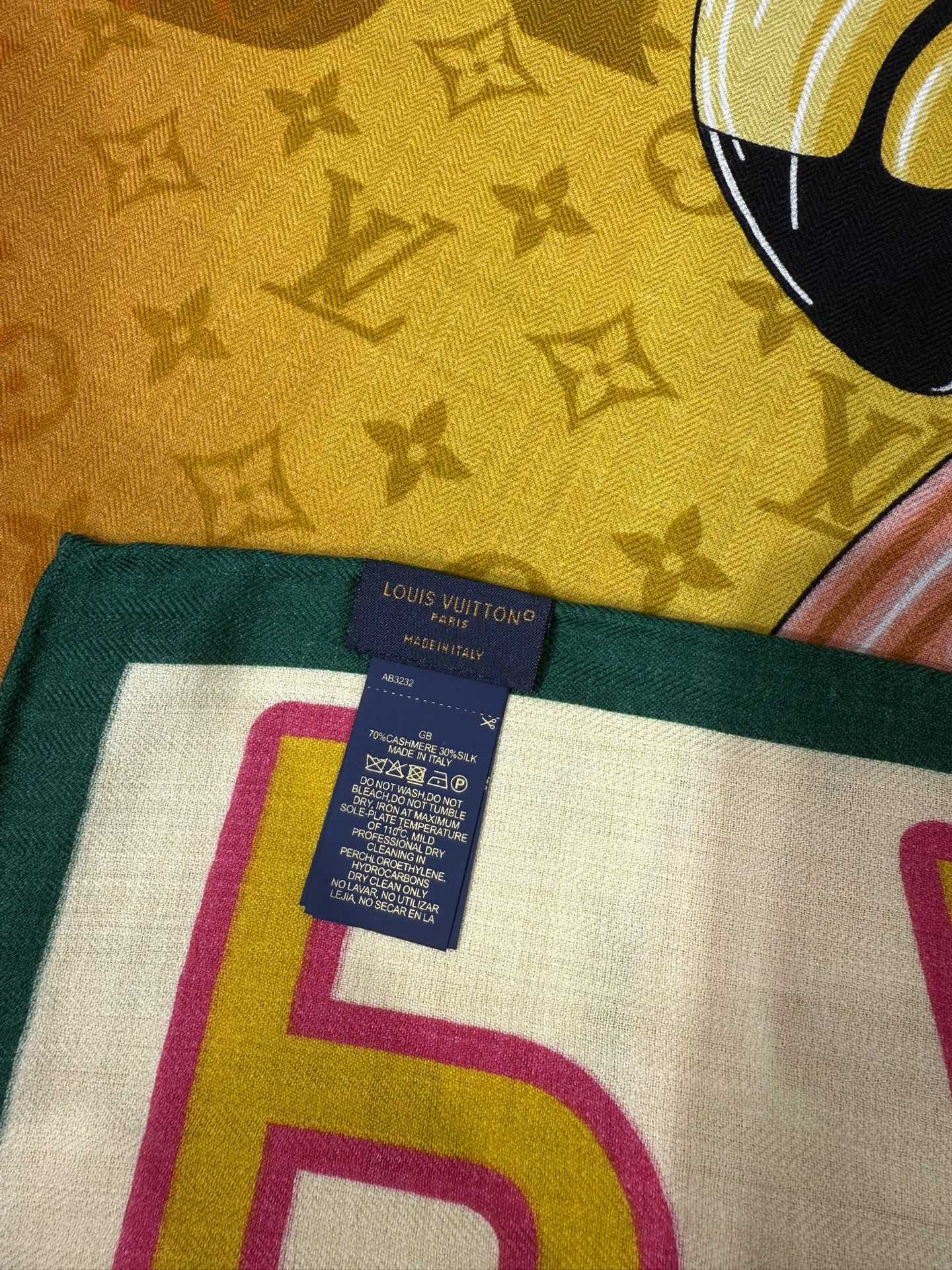 💟2025秋冬上新L驴家专柜最新款‼️。爆款哦 😘💍实物真心美 🎀披肩配以印花💓💃🏻无论设计喷绘都是非常