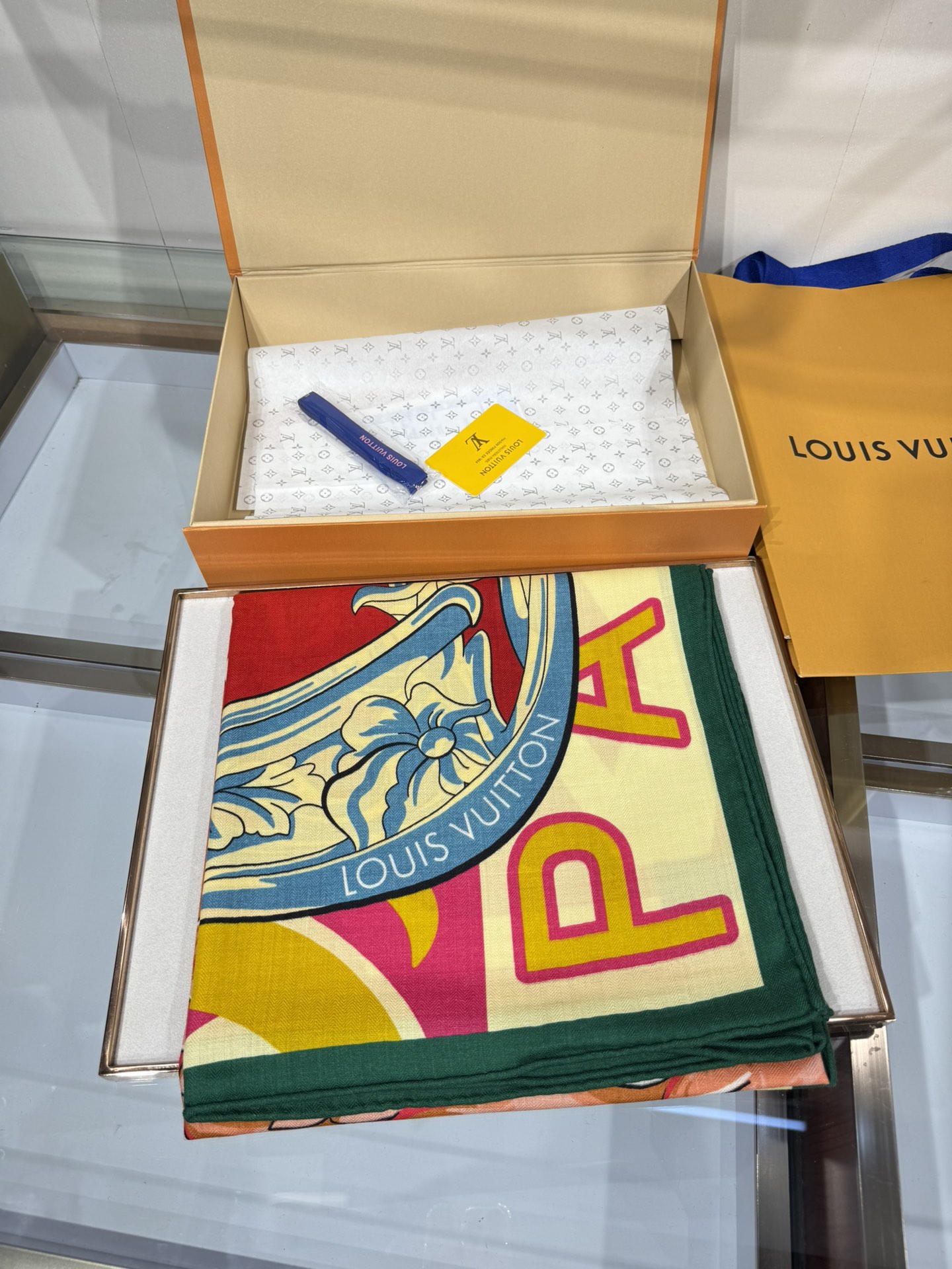 💟2025秋冬上新L驴家专柜最新款‼️。爆款哦 😘💍实物真心美 🎀披肩配以印花💓💃🏻无论设计喷绘都是非常