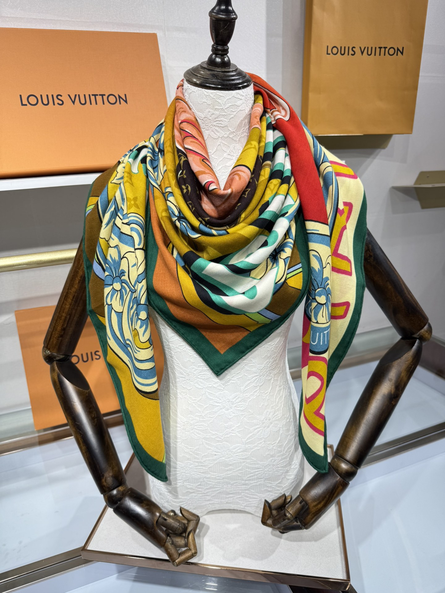 💟2025秋冬上新L驴家专柜最新款‼️。爆款哦 😘💍实物真心美 🎀披肩配以印花💓💃🏻无论设计喷绘都是非常