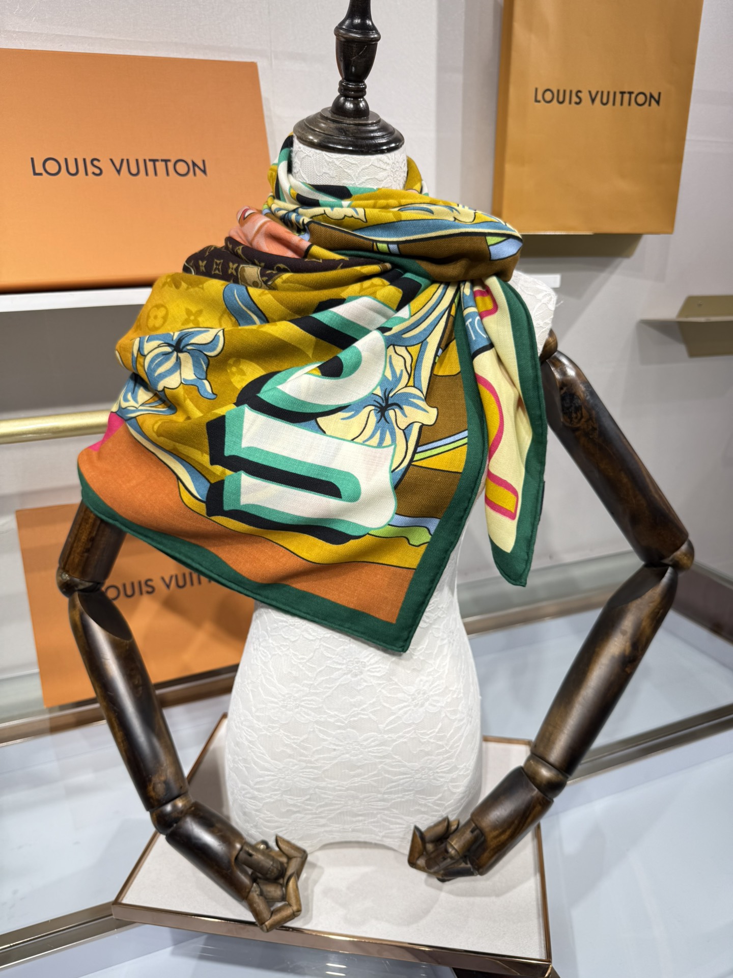 💟2025秋冬上新L驴家专柜最新款‼️。爆款哦 😘💍实物真心美 🎀披肩配以印花💓💃🏻无论设计喷绘都是非常