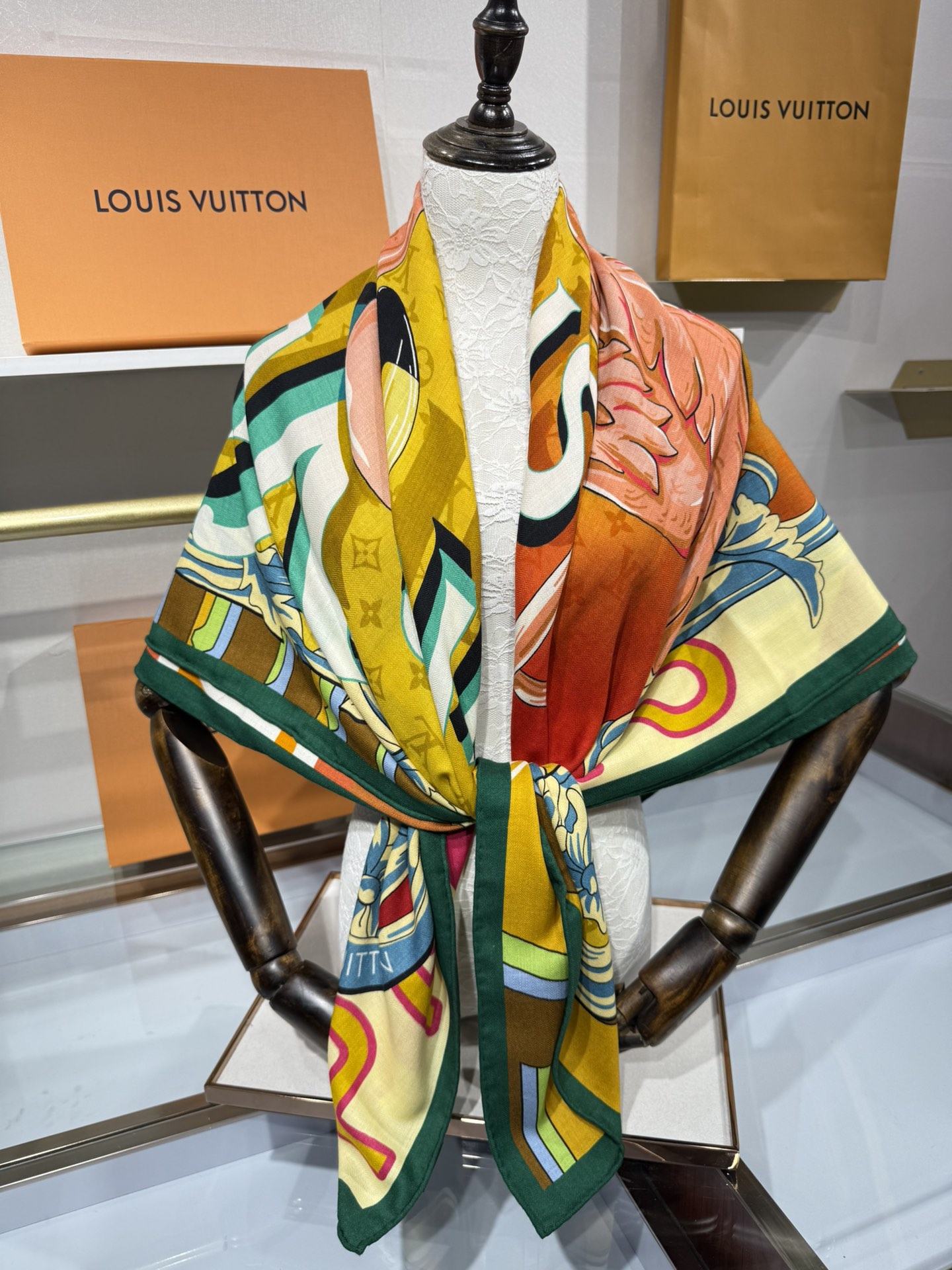 💟2025秋冬上新L驴家专柜最新款‼️。爆款哦 😘💍实物真心美 🎀披肩配以印花💓💃🏻无论设计喷绘都是非常