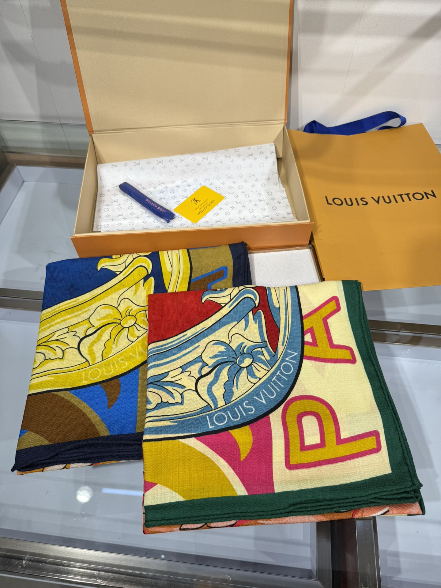 💟2025年上新L驴家专柜最新款‼️。爆款哦 😘💍实物真心美 🎀披肩配以印花💓💃🏻无论设计喷绘都是非常到