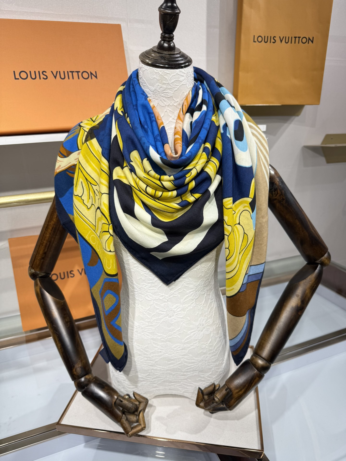 💟2025年上新L驴家专柜最新款‼️。爆款哦 😘💍实物真心美 🎀披肩配以印花💓💃🏻无论设计喷绘都是非常到