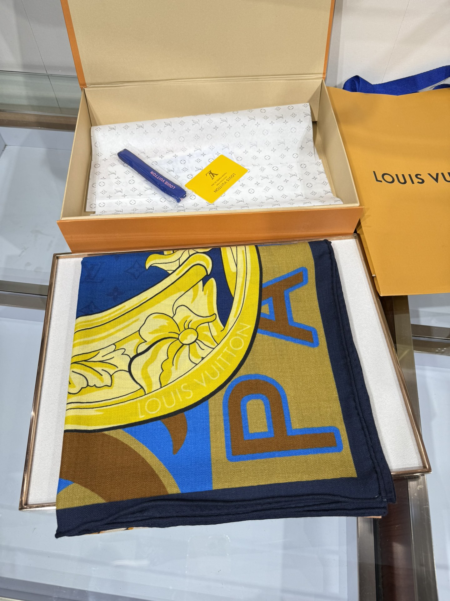 💟2025年上新L驴家专柜最新款‼️。爆款哦 😘💍实物真心美 🎀披肩配以印花💓💃🏻无论设计喷绘都是非常到