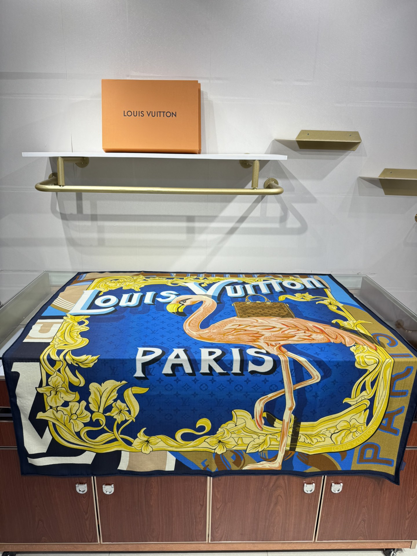 💟2025年上新L驴家专柜最新款‼️。爆款哦 😘💍实物真心美 🎀披肩配以印花💓💃🏻无论设计喷绘都是非常到