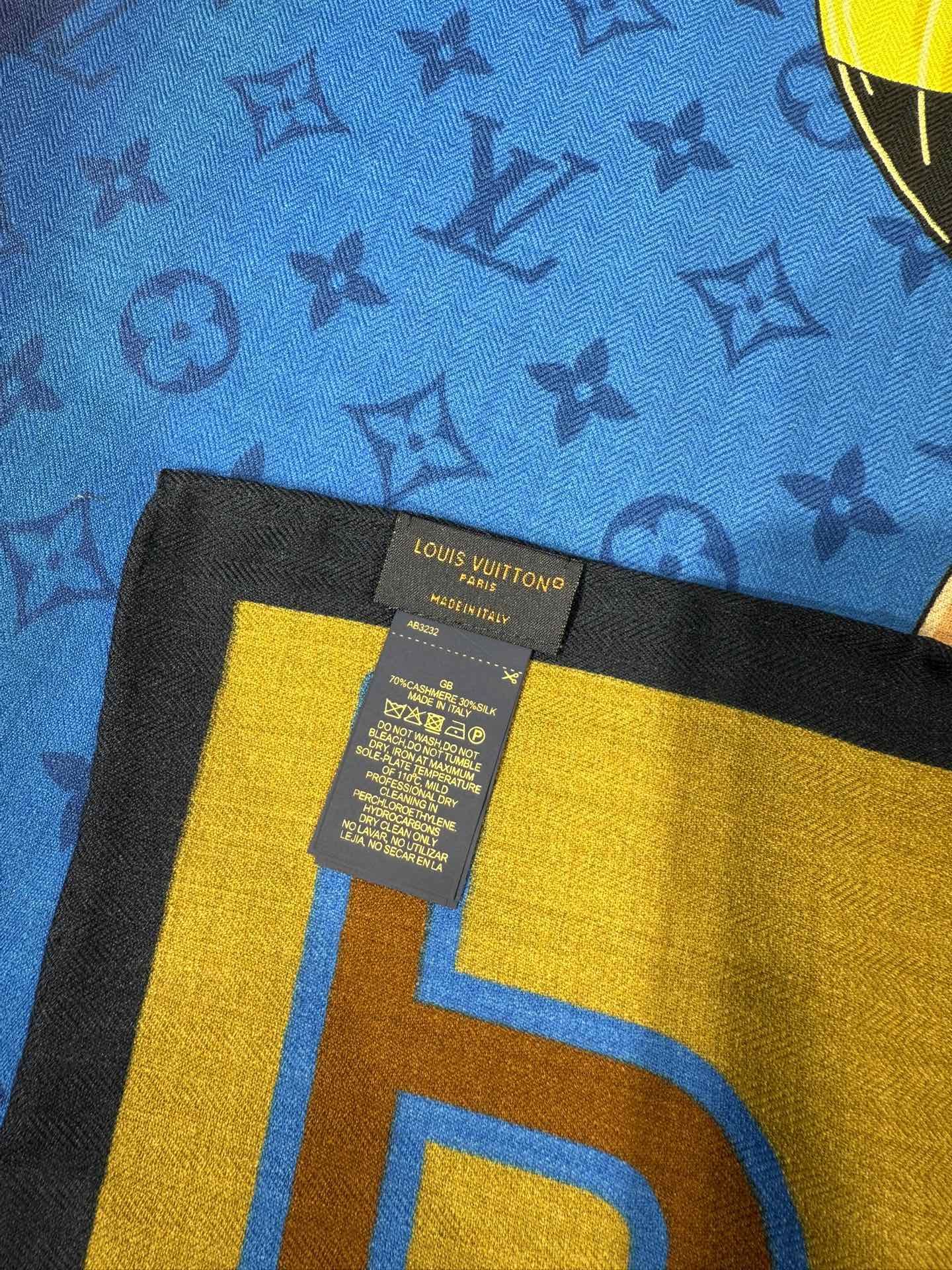 💟2025年上新L驴家专柜最新款‼️。爆款哦 😘💍实物真心美 🎀披肩配以印花💓💃🏻无论设计喷绘都是非常到