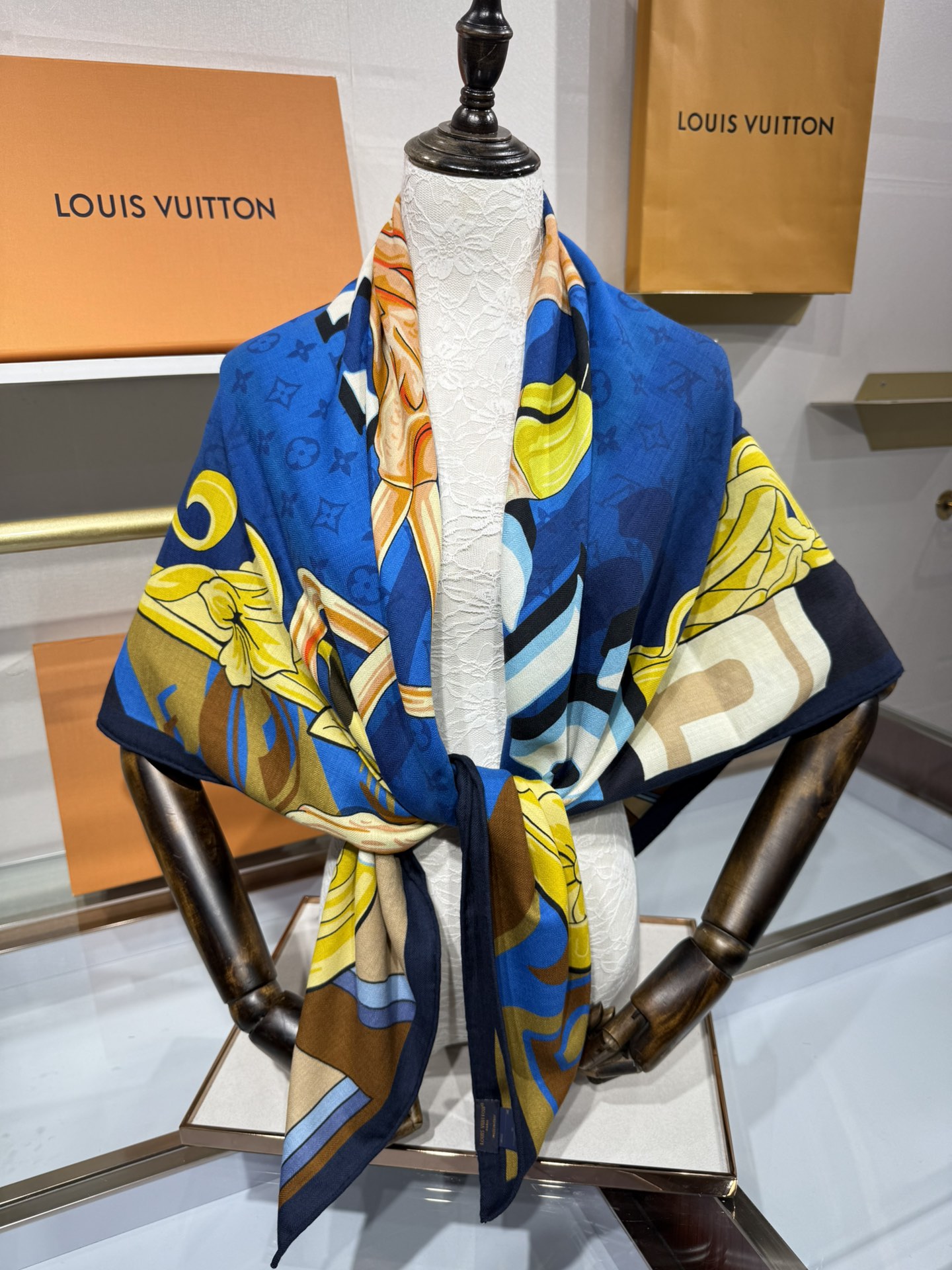 💟2025年上新L驴家专柜最新款‼️。爆款哦 😘💍实物真心美 🎀披肩配以印花💓💃🏻无论设计喷绘都是非常到