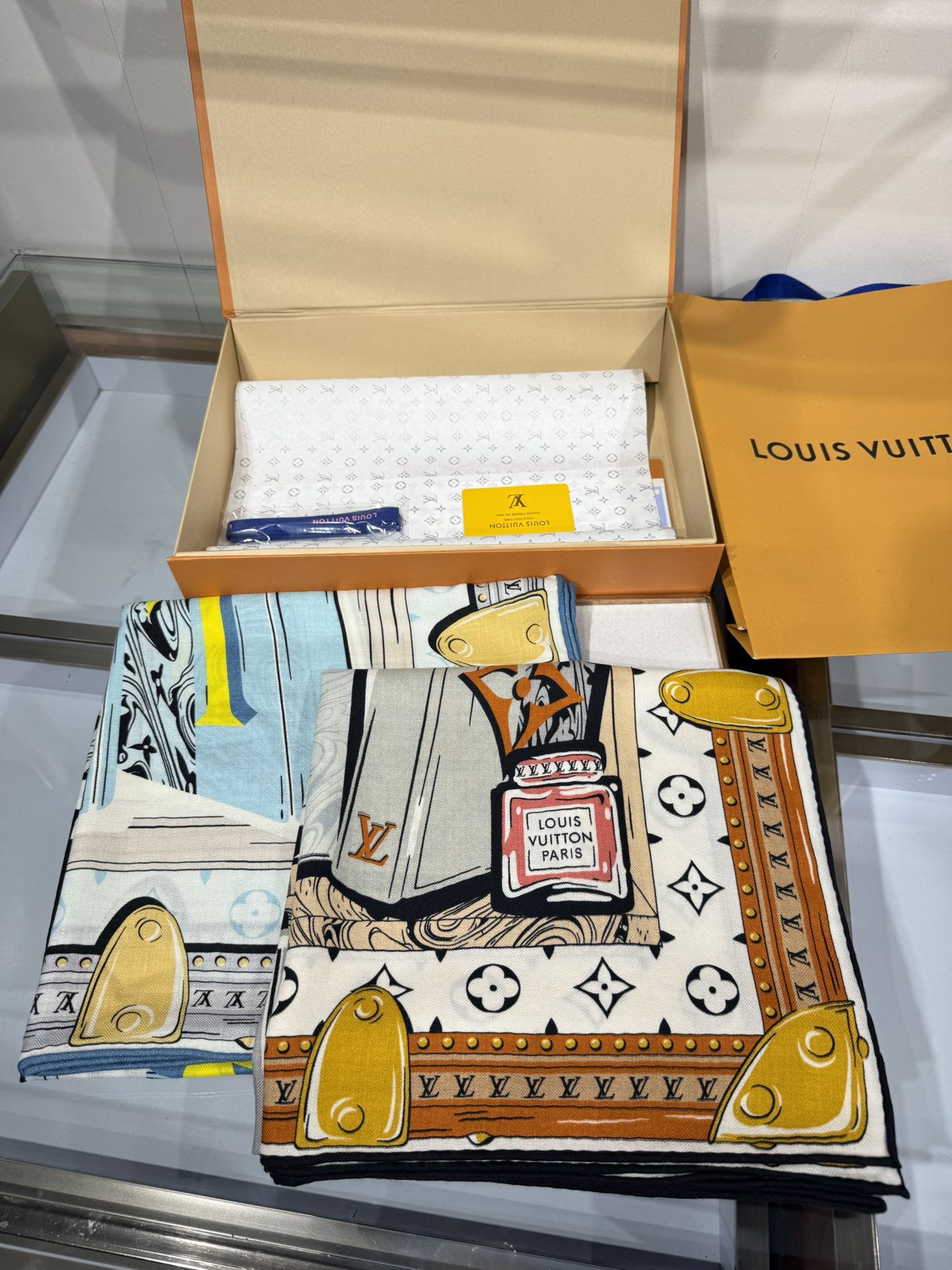 💟2025年秋冬新款 LV LIBRARY 140双面同色丝毛方巾LV Library 丝毛方巾以考究印