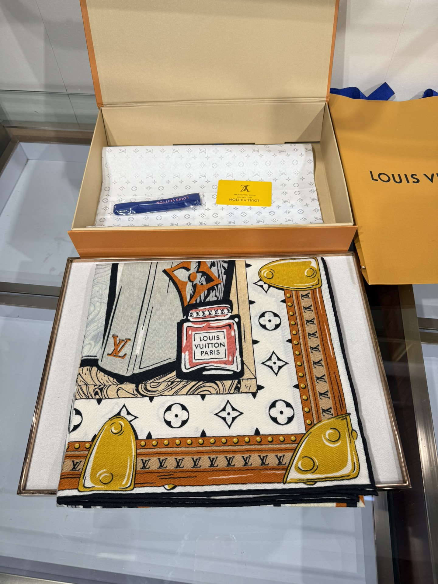 💟2025年 LV LIBRARY 140双面同色丝毛方巾LV Library 丝毛方巾以考究印花赞颂文