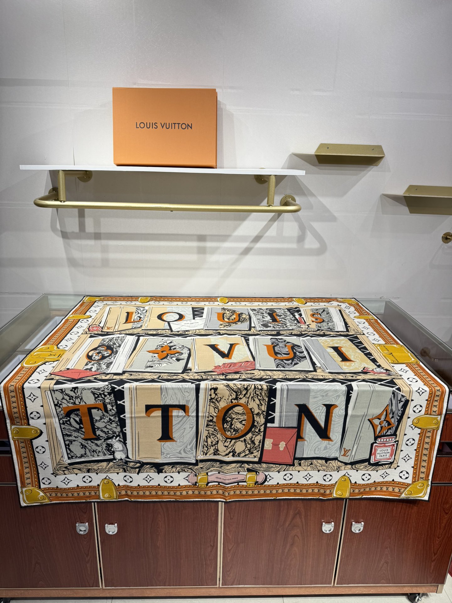 💟2025年 LV LIBRARY 140双面同色丝毛方巾LV Library 丝毛方巾以考究印花赞颂文