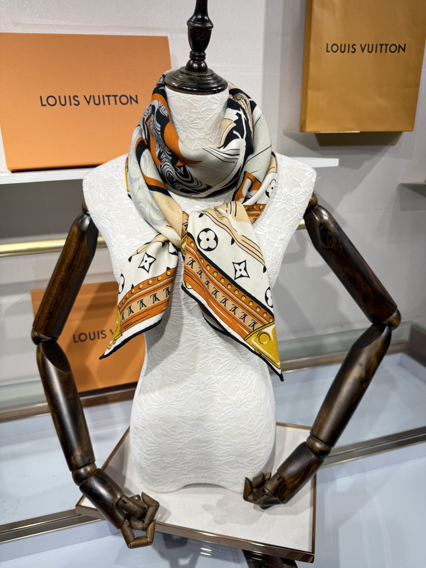 💟2025年 LV LIBRARY 140双面同色丝毛方巾LV Library 丝毛方巾以考究印花赞颂文