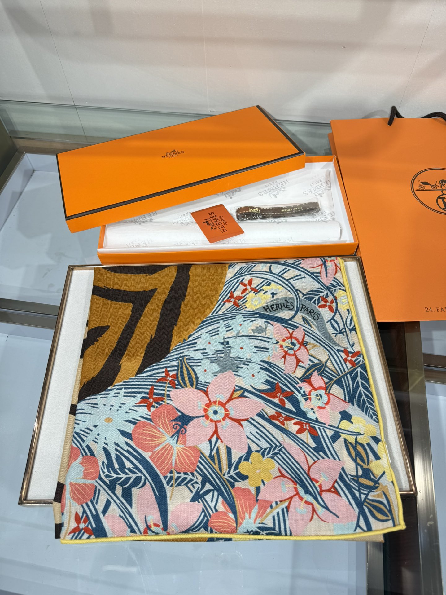 💟2025年秋冬抢先 上新💞【双面同色丝毛方巾】手工卷边山羊绒和真丝混纺披肩（70%山羊绒，30%桑蚕丝