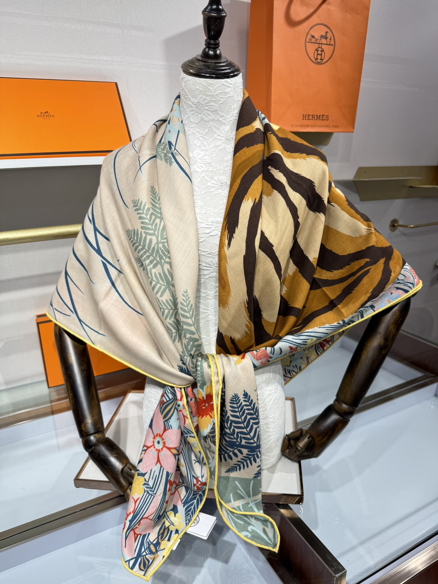 💟2025年秋冬抢先 上新💞【双面同色丝毛方巾】手工卷边山羊绒和真丝混纺披肩（70%山羊绒，30%桑蚕丝