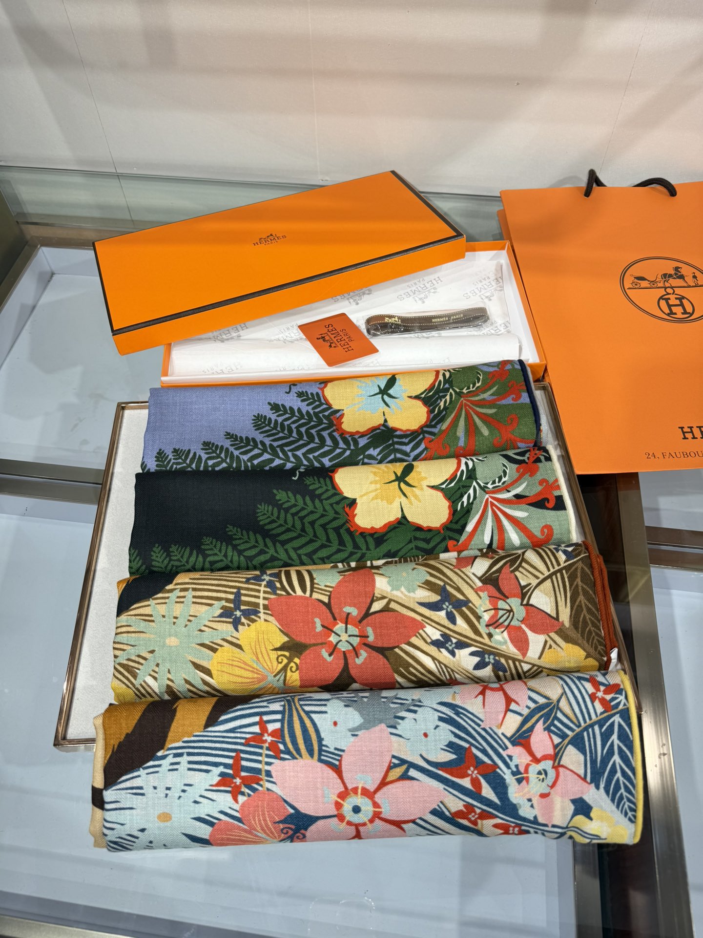 💟2025年秋冬抢先 上新💞【双面同色丝毛方巾】手工卷边山羊绒和真丝混纺披肩（70%山羊绒，30%桑蚕丝