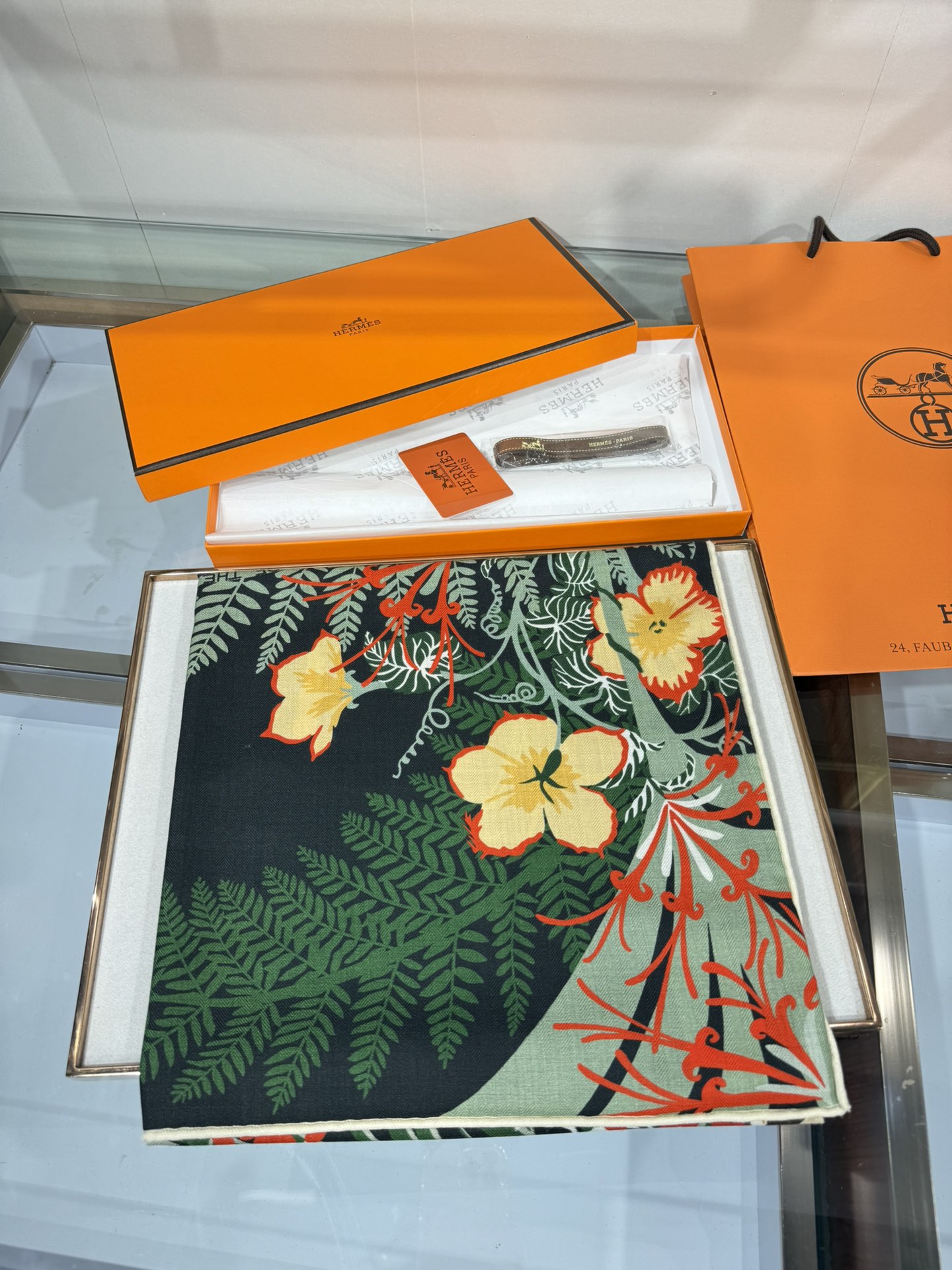 💟2025年秋冬抢先 上新💞【双面同色丝毛方巾】手工卷边山羊绒和真丝混纺披肩（70%山羊绒，30%桑蚕丝