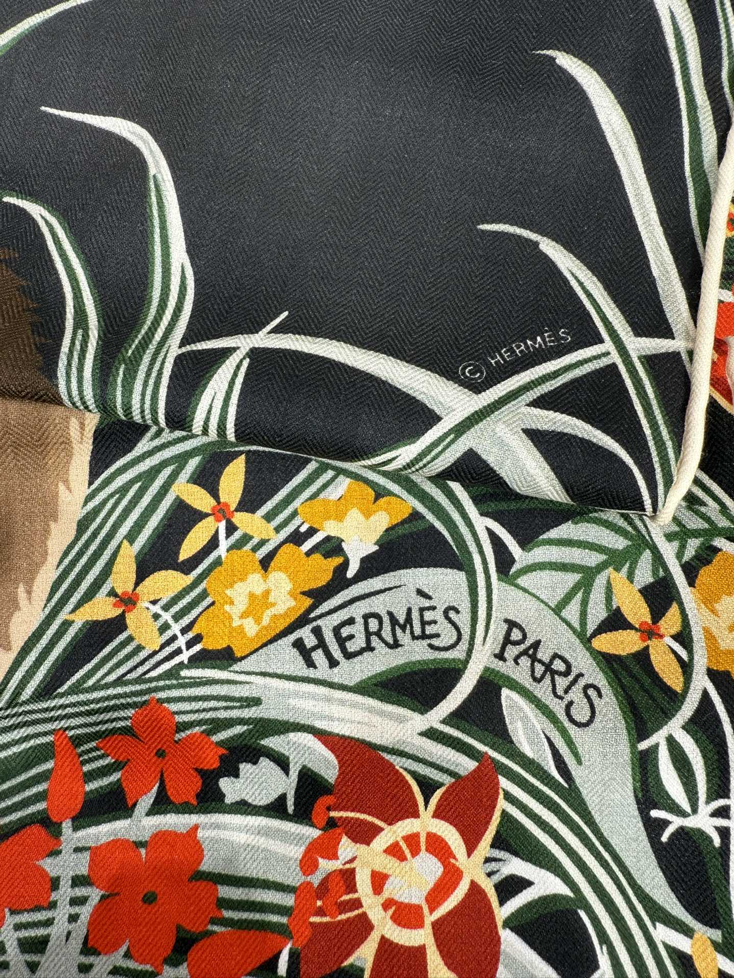 💟2025年秋冬抢先 上新💞【双面同色丝毛方巾】手工卷边山羊绒和真丝混纺披肩（70%山羊绒，30%桑蚕丝