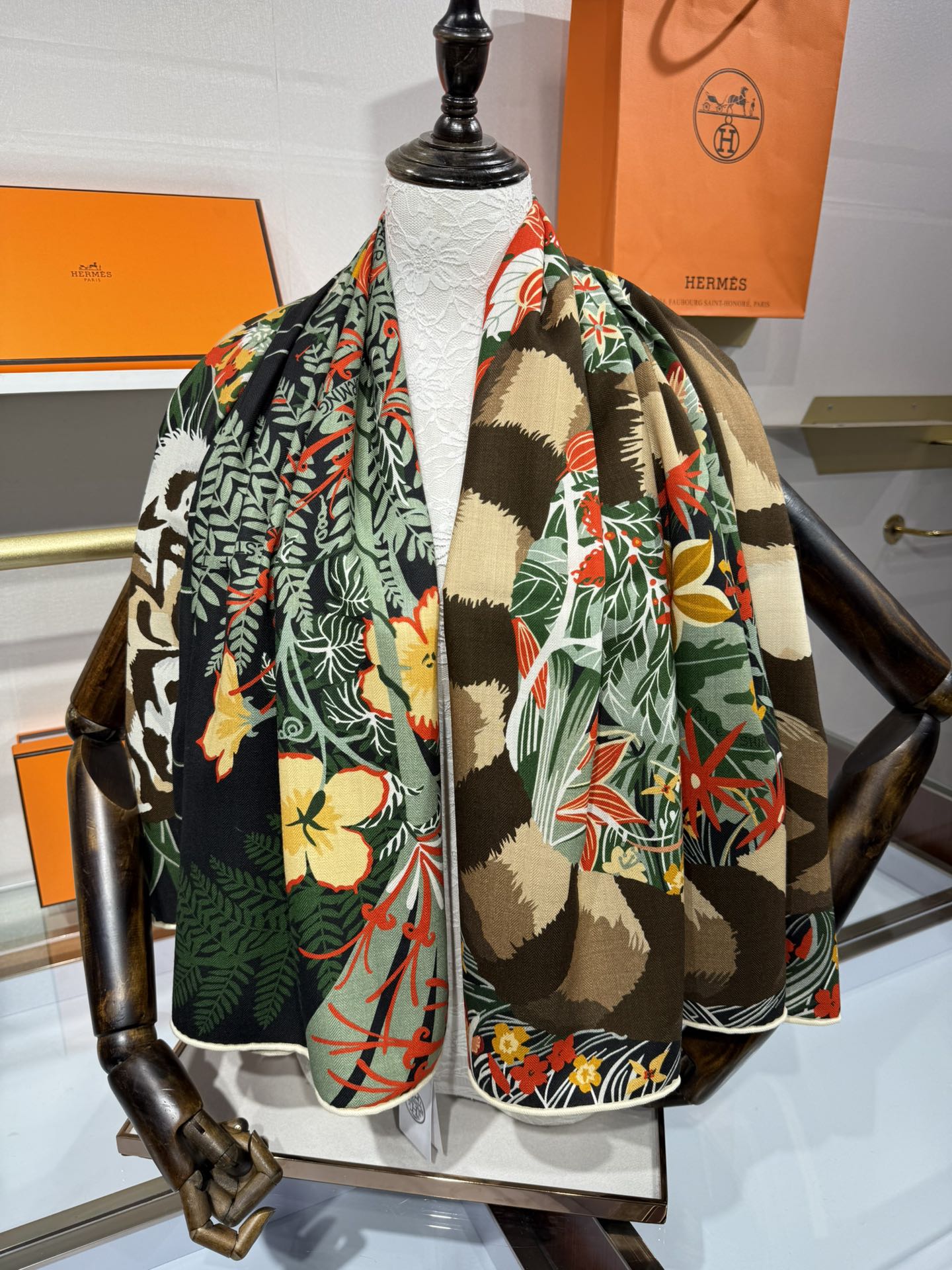 💟2025年秋冬抢先 上新💞【双面同色丝毛方巾】手工卷边山羊绒和真丝混纺披肩（70%山羊绒，30%桑蚕丝