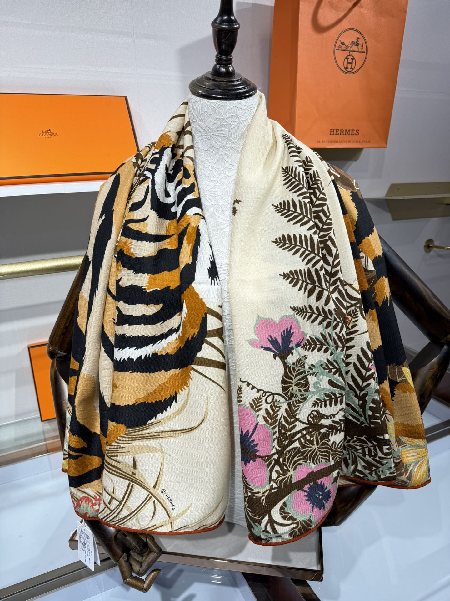 💟2025年秋冬抢先 上新💞【双面同色丝毛方巾】手工卷边山羊绒和真丝混纺披肩（70%山羊绒，30%桑蚕丝