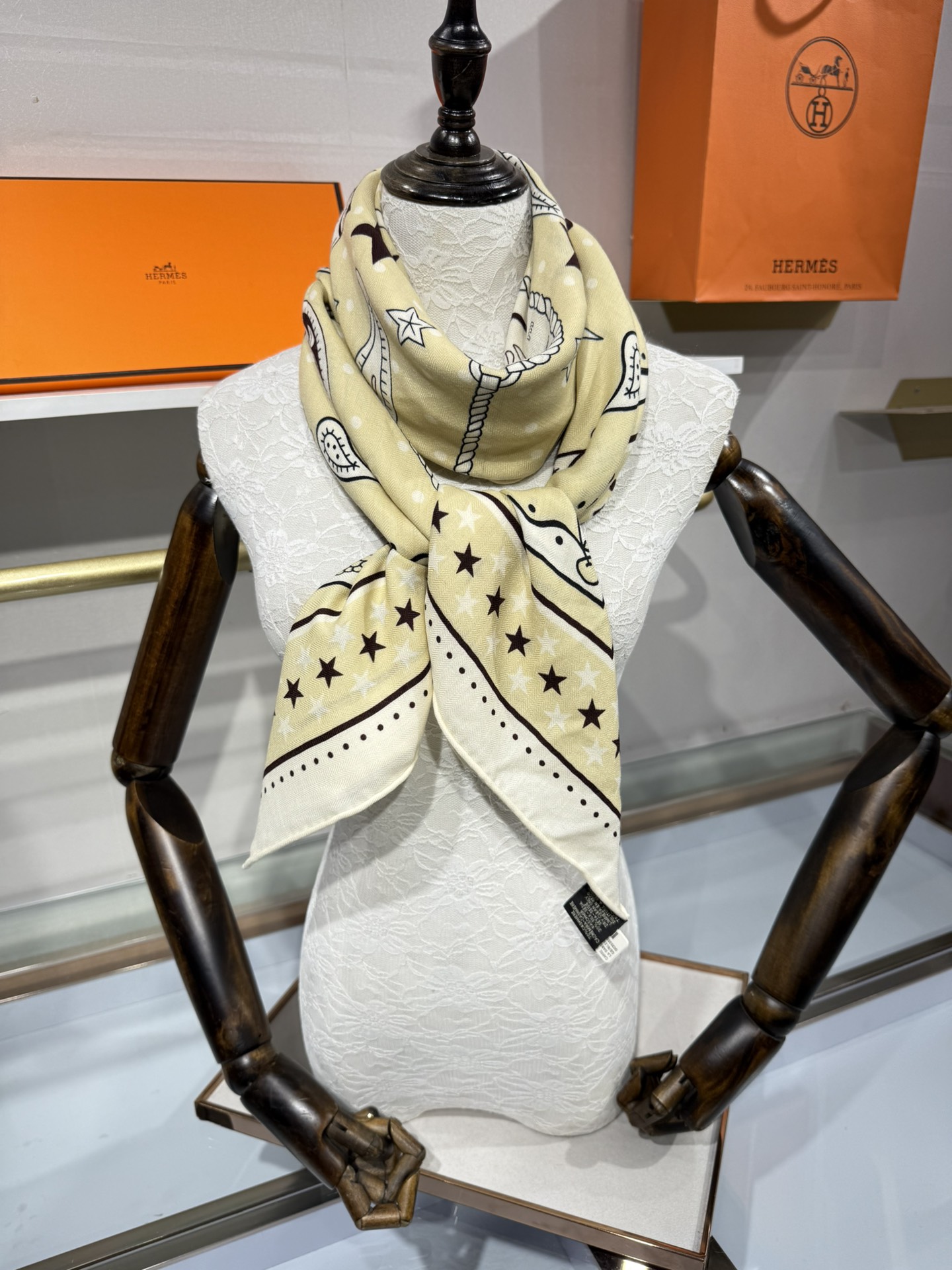 💟“水果竞技”140双面丝绒披肩手工卷边丝毛方巾（30%桑蚕丝70%羊绒)这款爱马仕经典单品展现强大而迷