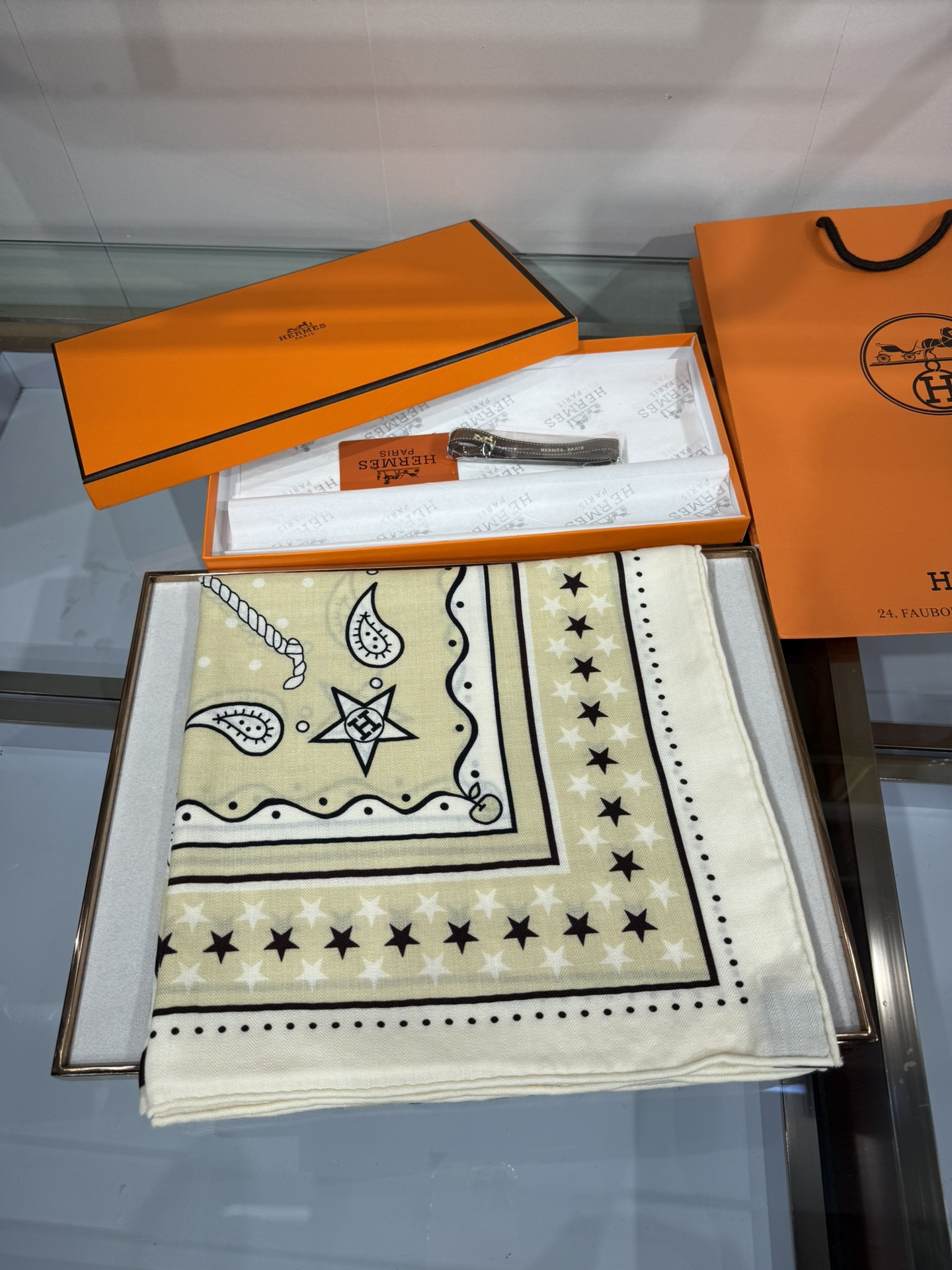 💟“水果竞技”140双面丝绒披肩手工卷边丝毛方巾（30%桑蚕丝70%羊绒)这款爱马仕经典单品展现强大而迷