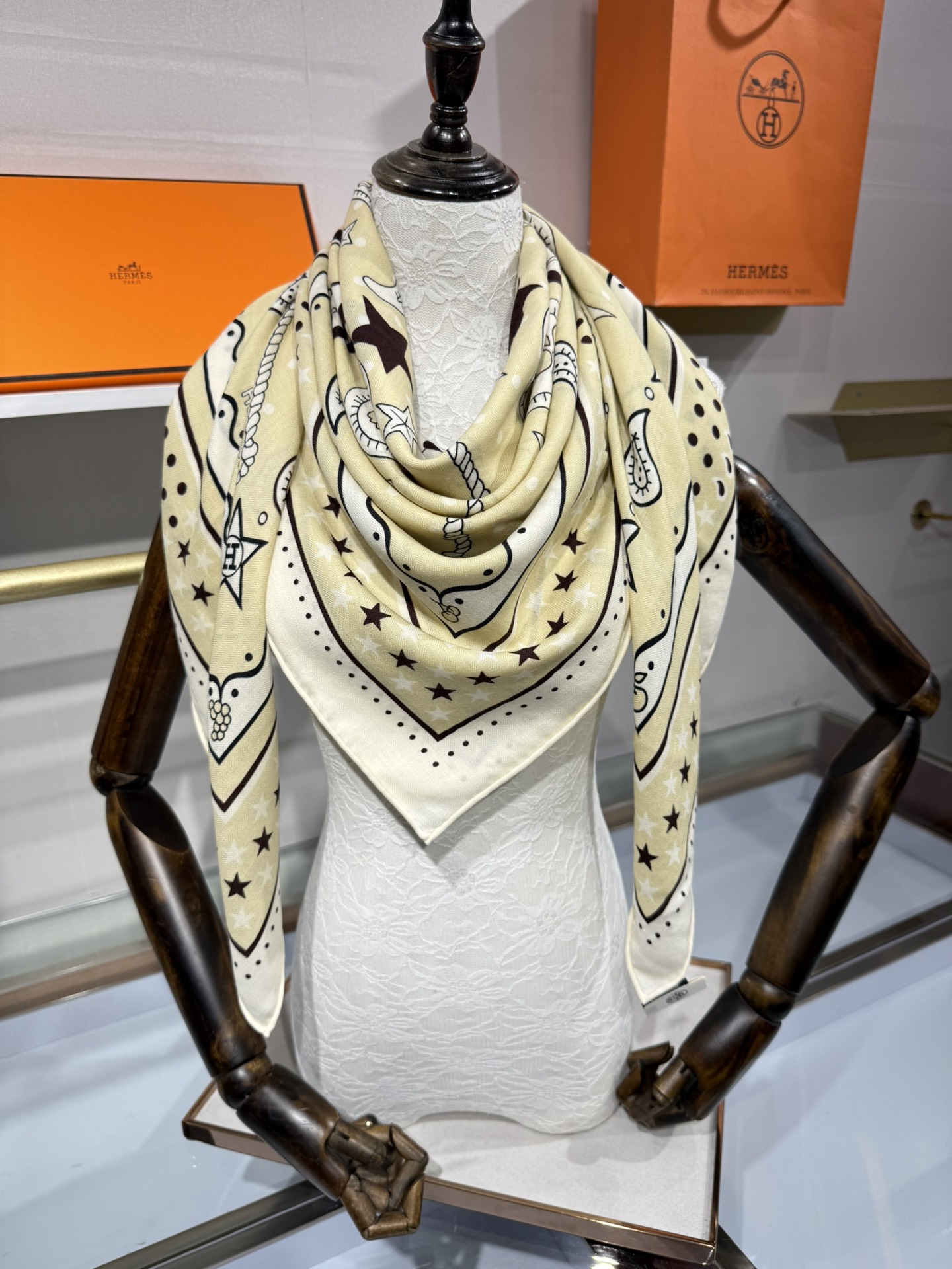 💟“水果竞技”140双面丝绒披肩手工卷边丝毛方巾（30%桑蚕丝70%羊绒)这款爱马仕经典单品展现强大而迷