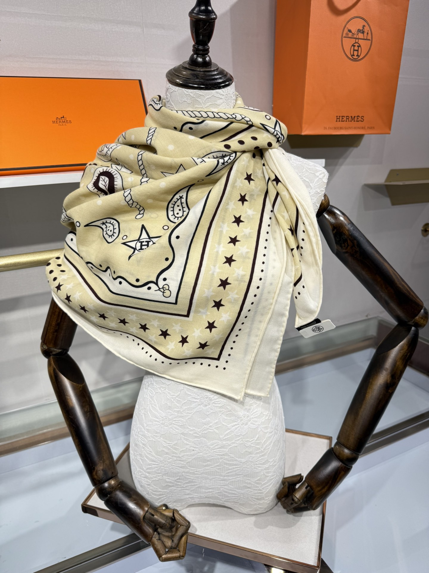 💟“水果竞技”140双面丝绒披肩手工卷边丝毛方巾（30%桑蚕丝70%羊绒)这款爱马仕经典单品展现强大而迷