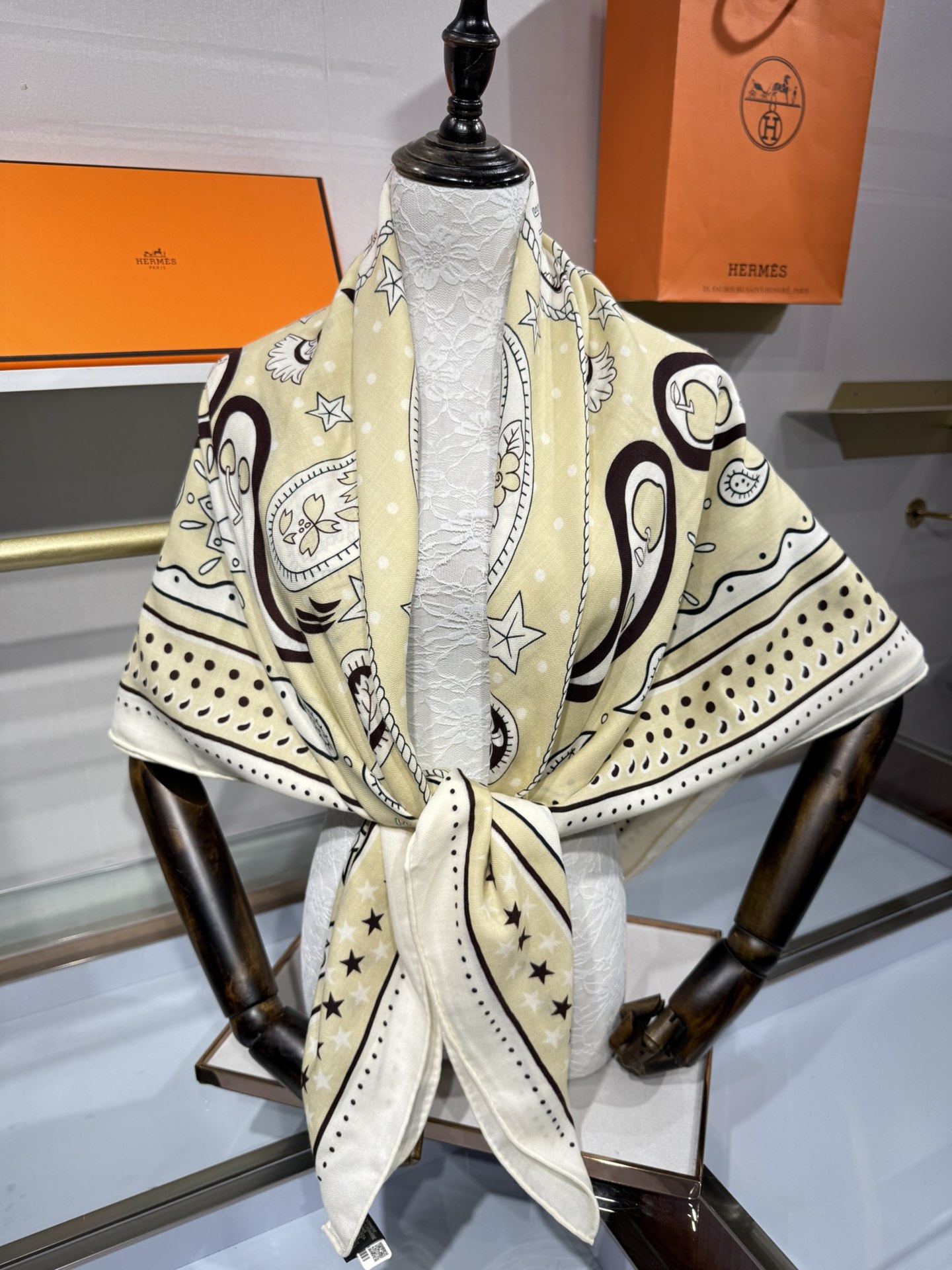 💟“水果竞技”140双面丝绒披肩手工卷边丝毛方巾（30%桑蚕丝70%羊绒)这款爱马仕经典单品展现强大而迷