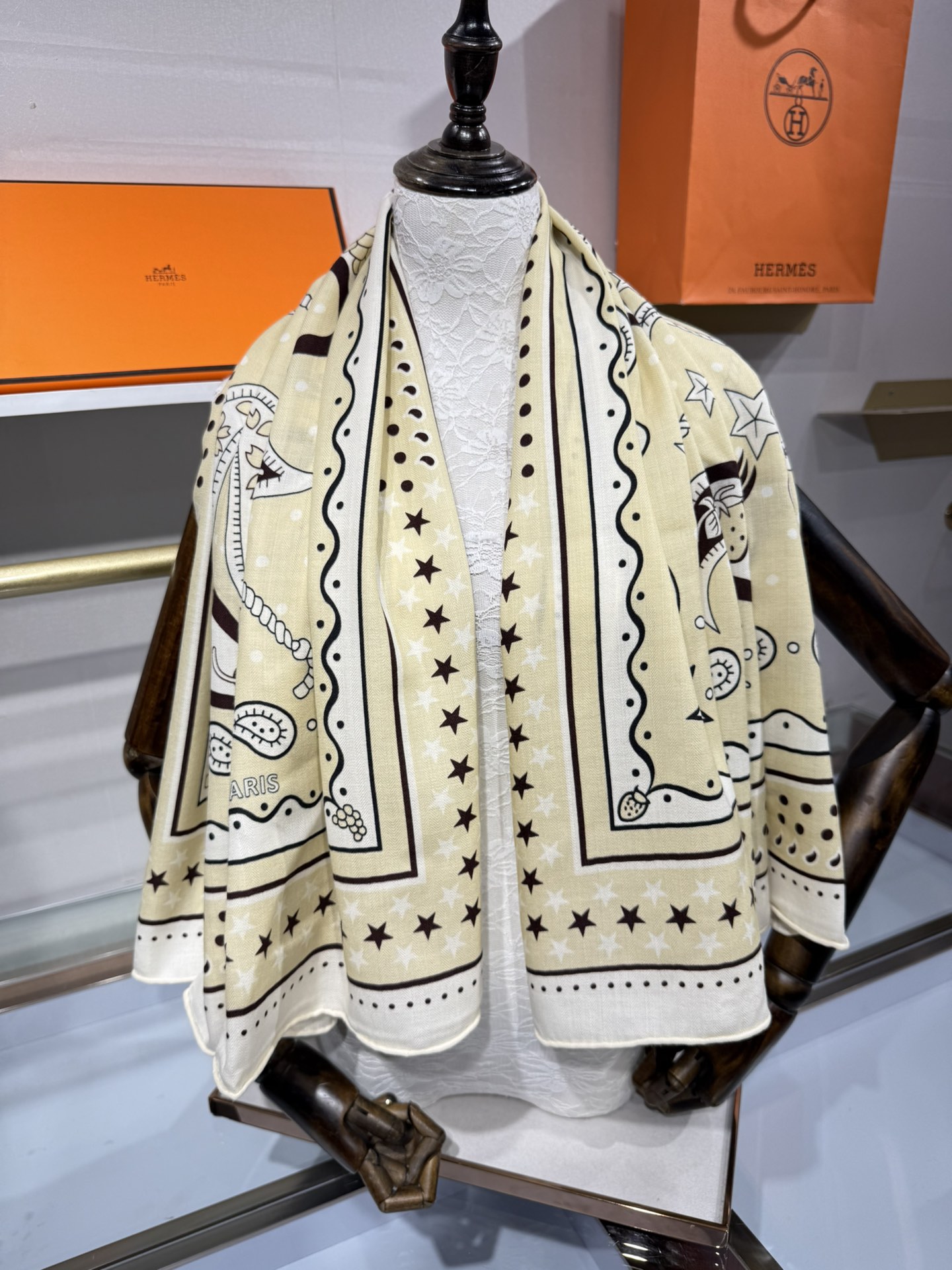 💟“水果竞技”140双面丝绒披肩手工卷边丝毛方巾（30%桑蚕丝70%羊绒)这款爱马仕经典单品展现强大而迷