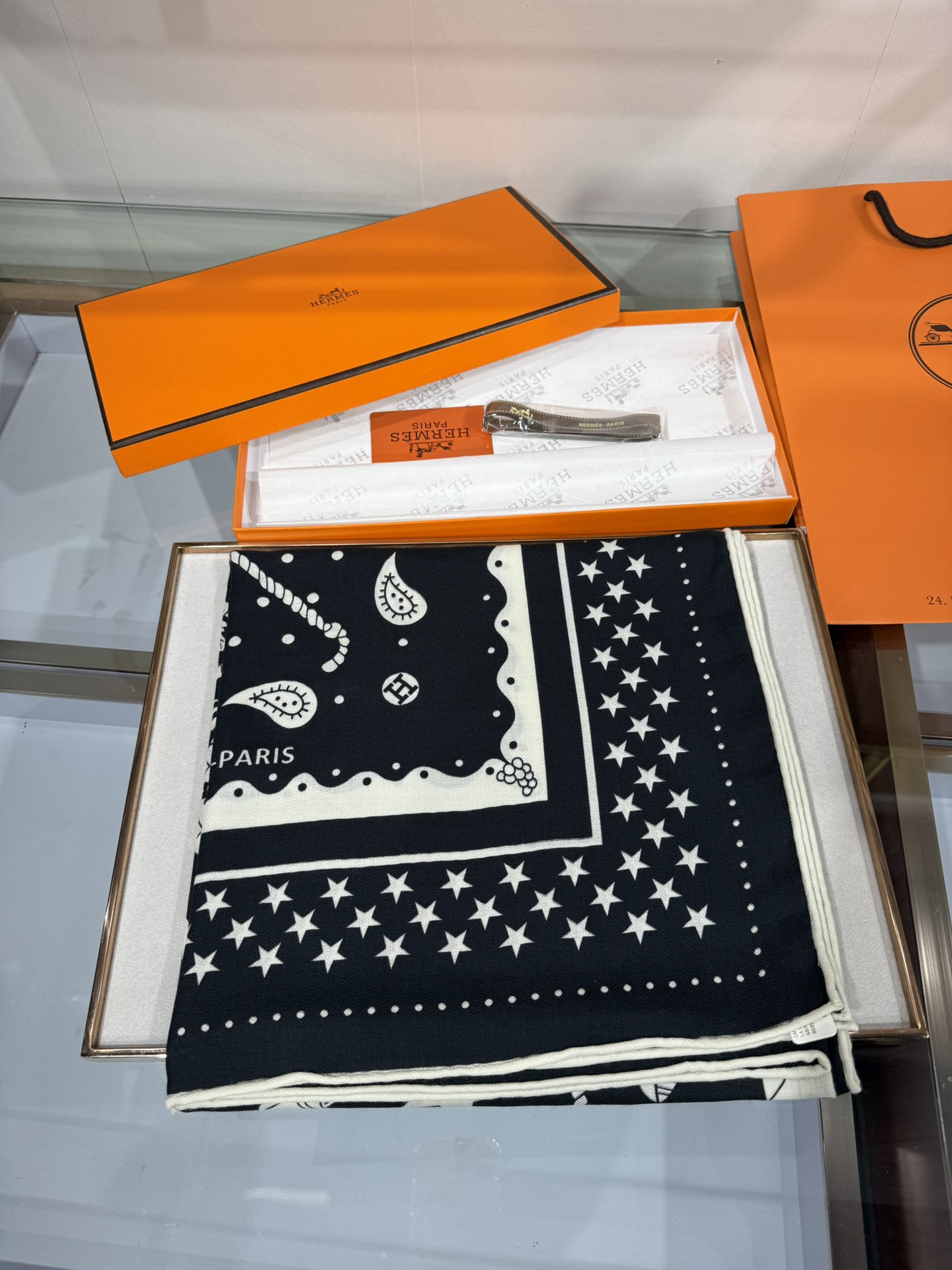 “水果竞技”140双面丝绒披肩💟手工卷边丝毛方巾（30%桑蚕丝70%羊绒)这款爱马仕经典单品展现强大而迷