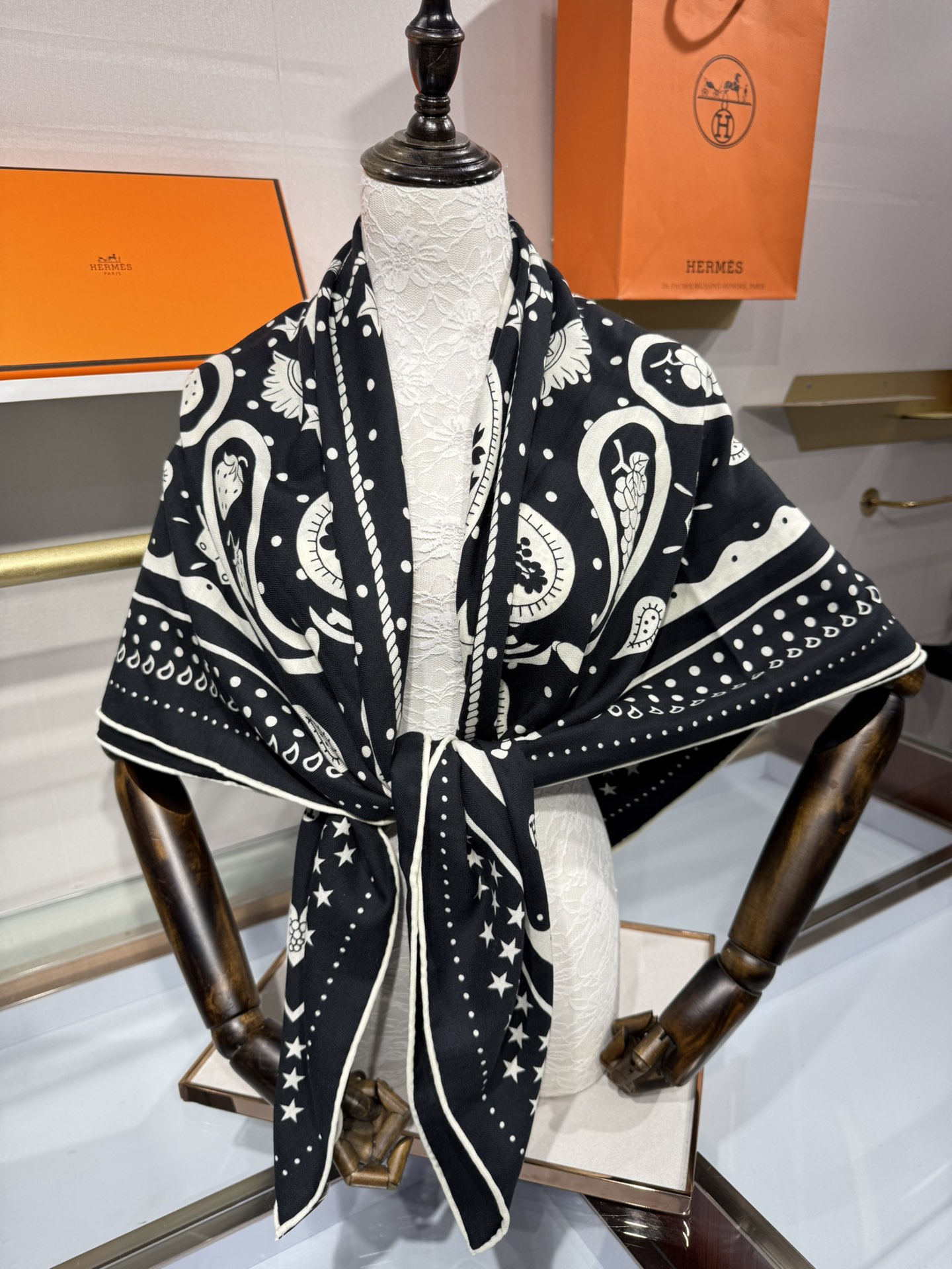 “水果竞技”140双面丝绒披肩💟手工卷边丝毛方巾（30%桑蚕丝70%羊绒)这款爱马仕经典单品展现强大而迷