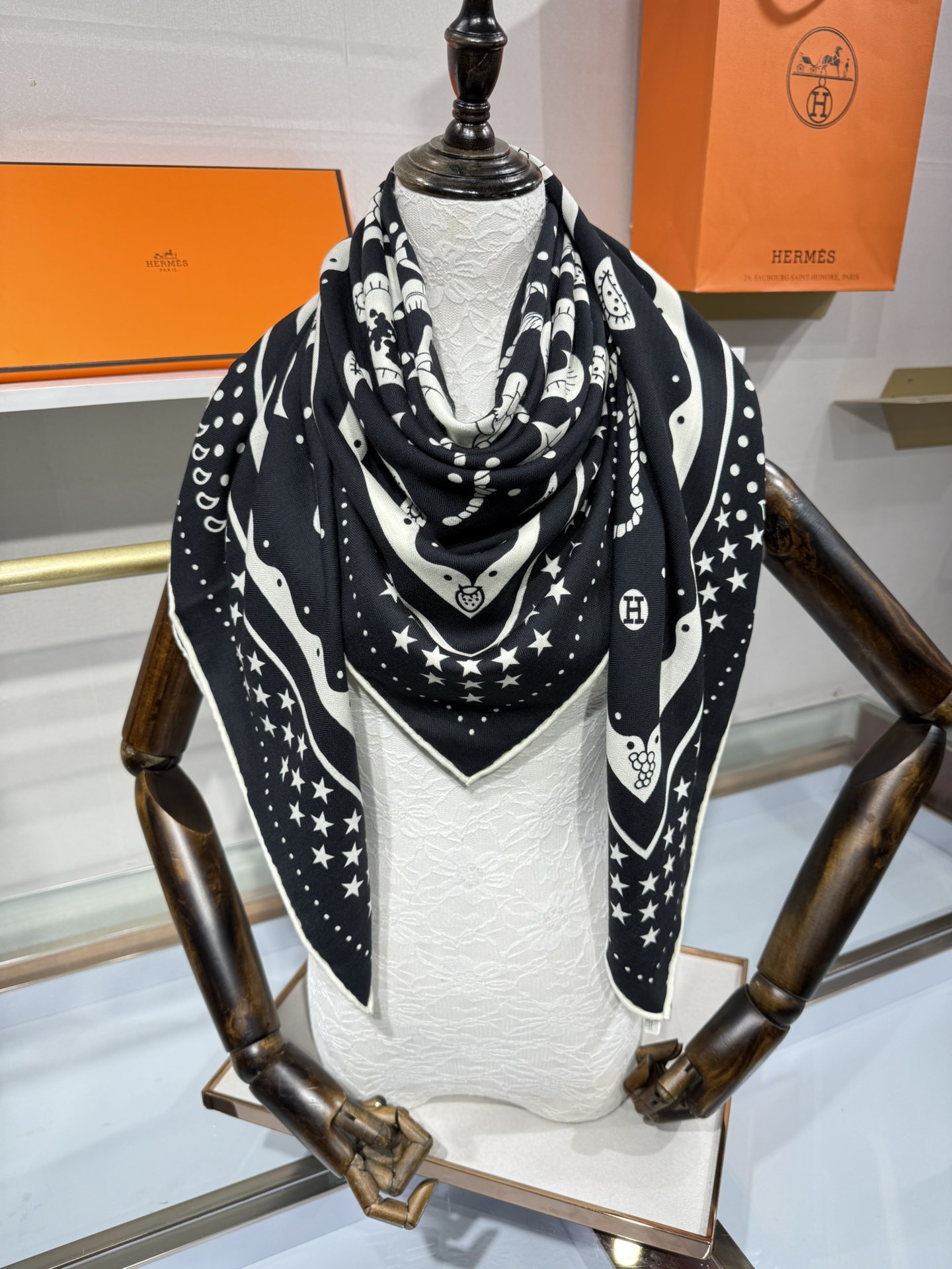 “水果竞技”140双面丝绒披肩💟手工卷边丝毛方巾（30%桑蚕丝70%羊绒)这款爱马仕经典单品展现强大而迷