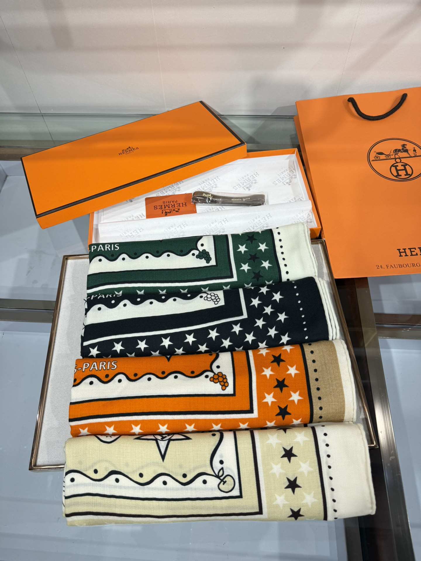 “水果竞技”140双面丝绒披肩💟手工卷边丝毛方巾（30%桑蚕丝70%羊绒)这款爱马仕经典单品展现强大而迷