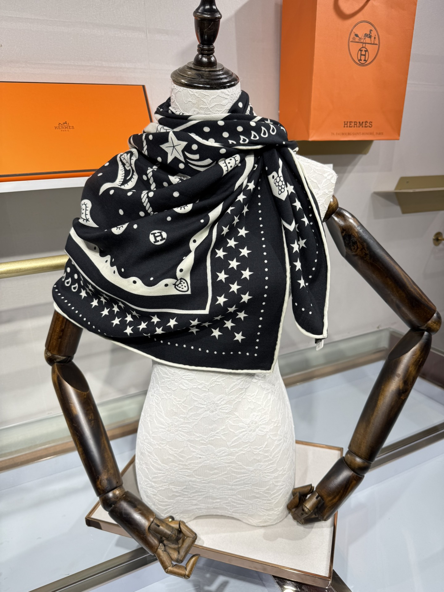 “水果竞技”140双面丝绒披肩💟手工卷边丝毛方巾（30%桑蚕丝70%羊绒)这款爱马仕经典单品展现强大而迷