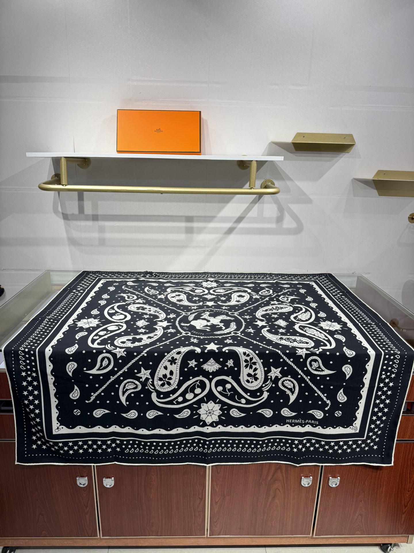 “水果竞技”140双面丝绒披肩💟手工卷边丝毛方巾（30%桑蚕丝70%羊绒)这款爱马仕经典单品展现强大而迷