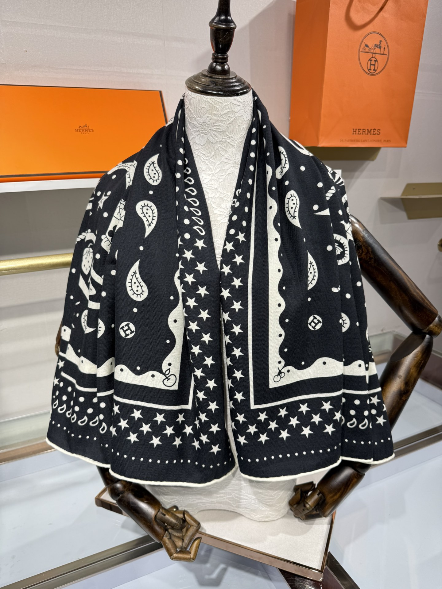 “水果竞技”140双面丝绒披肩💟手工卷边丝毛方巾（30%桑蚕丝70%羊绒)这款爱马仕经典单品展现强大而迷