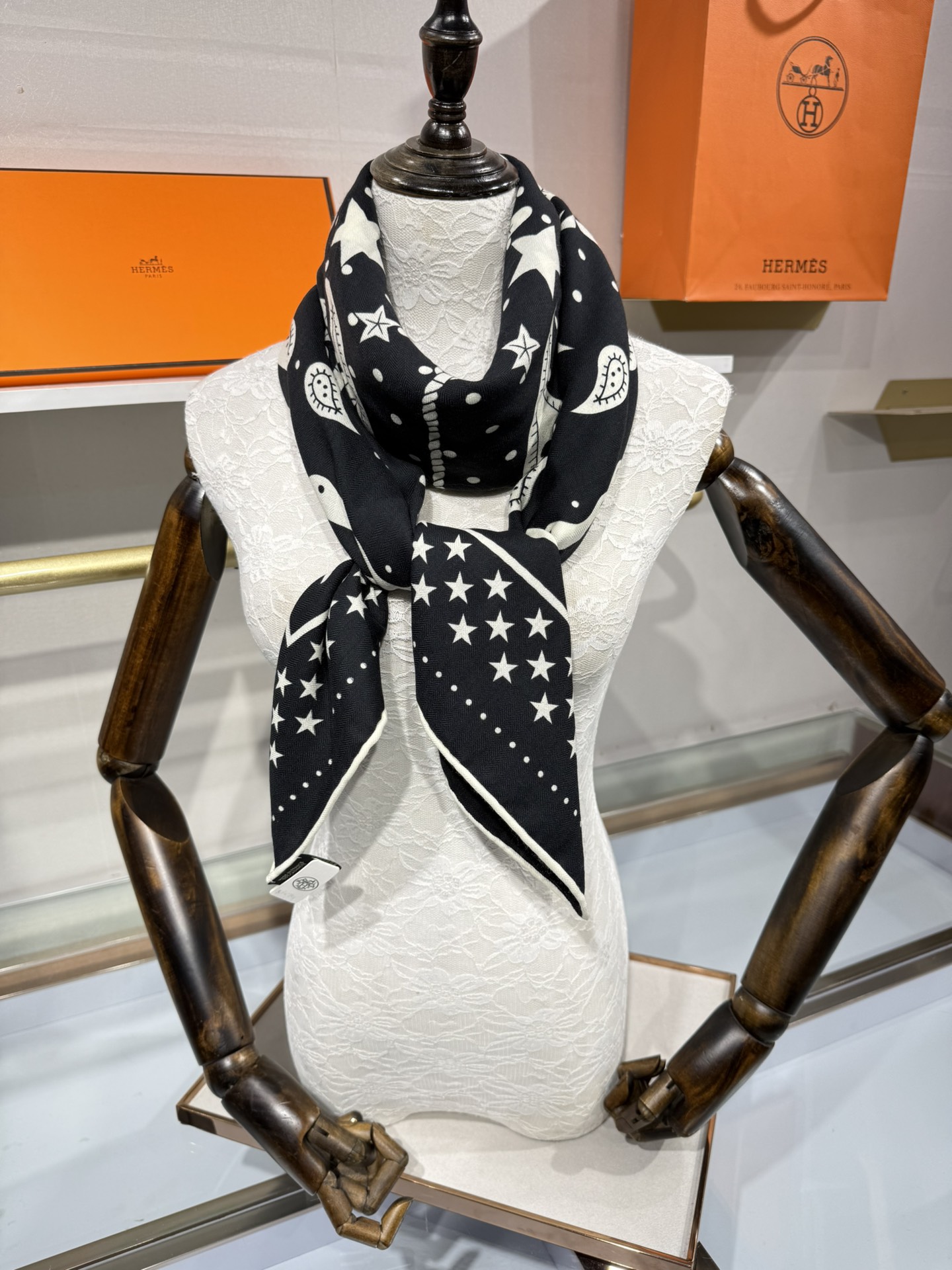 “水果竞技”140双面丝绒披肩💟手工卷边丝毛方巾（30%桑蚕丝70%羊绒)这款爱马仕经典单品展现强大而迷