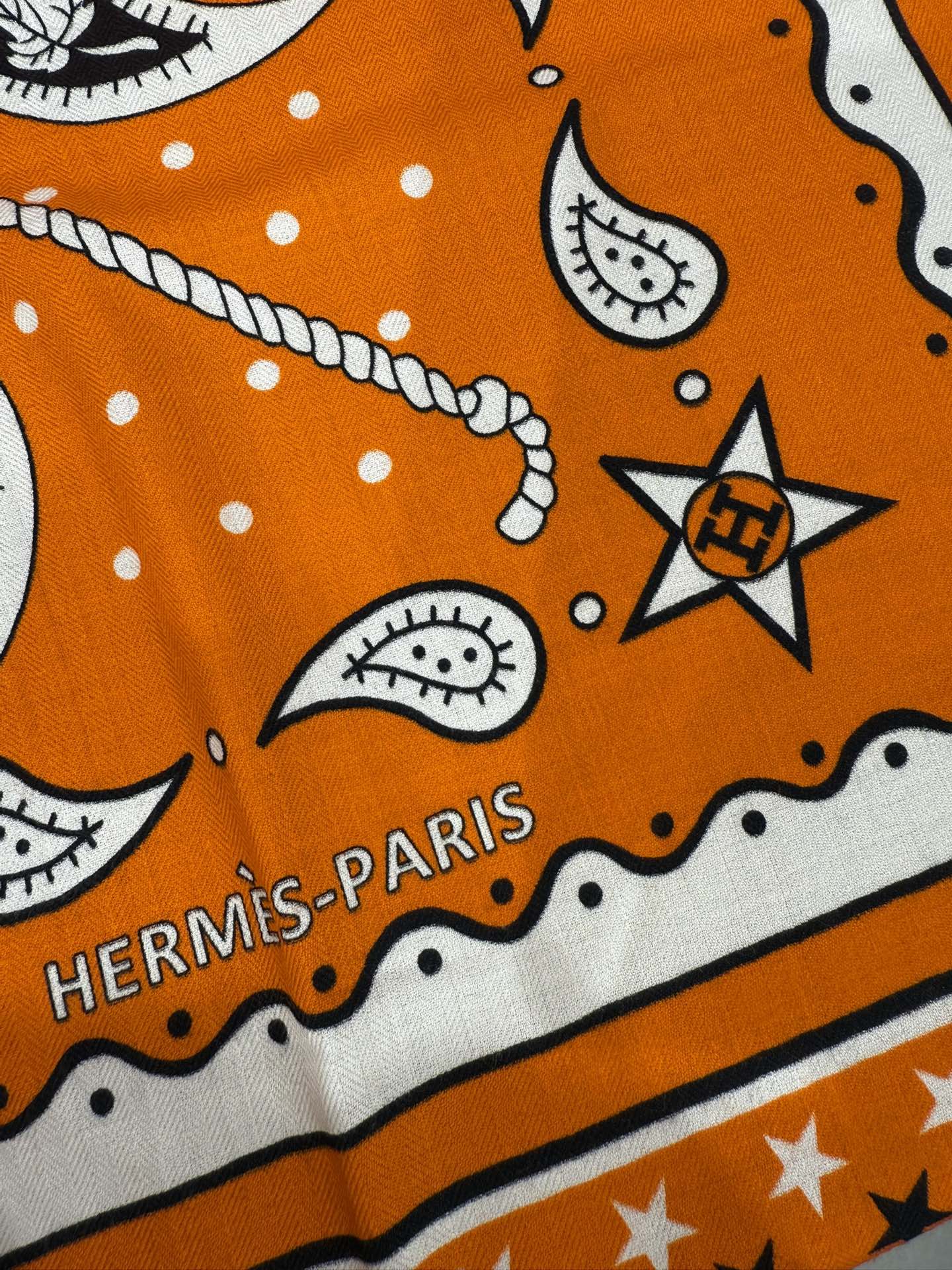 💟“水果竞技”140双面丝绒披肩手工卷边丝毛方巾（30%桑蚕丝70%羊绒)这款爱马仕经典单品展现强大而迷