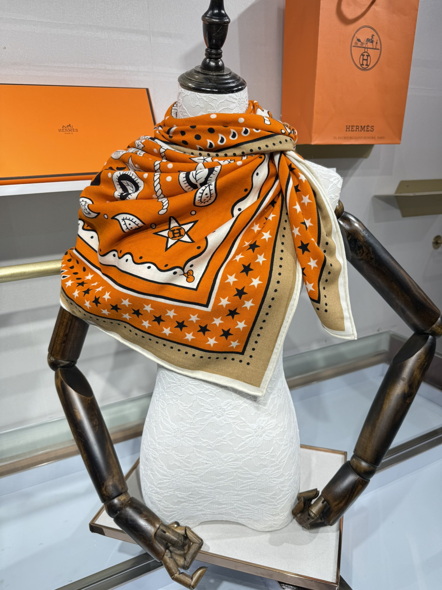 💟“水果竞技”140双面丝绒披肩手工卷边丝毛方巾（30%桑蚕丝70%羊绒)这款爱马仕经典单品展现强大而迷