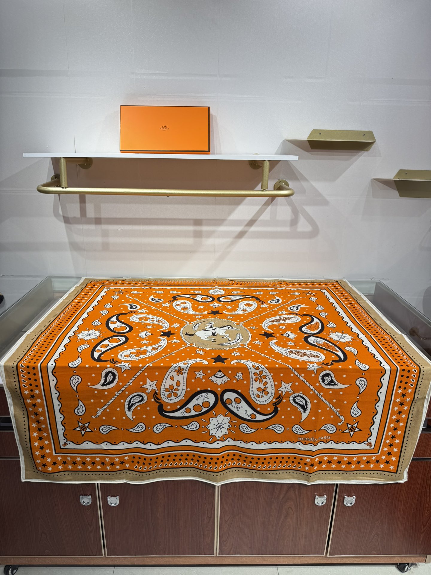 💟“水果竞技”140双面丝绒披肩手工卷边丝毛方巾（30%桑蚕丝70%羊绒)这款爱马仕经典单品展现强大而迷