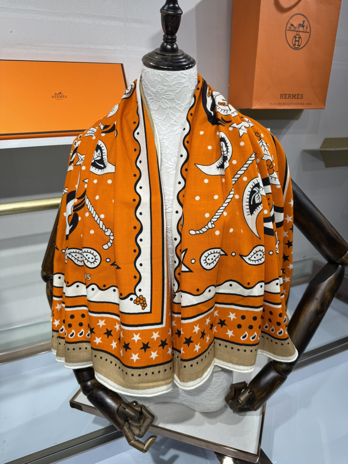 💟“水果竞技”140双面丝绒披肩手工卷边丝毛方巾（30%桑蚕丝70%羊绒)这款爱马仕经典单品展现强大而迷