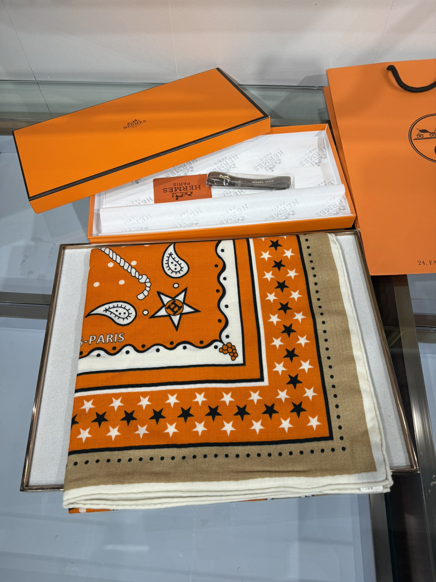 💟“水果竞技”140双面丝绒披肩手工卷边丝毛方巾（30%桑蚕丝70%羊绒)这款爱马仕经典单品展现强大而迷