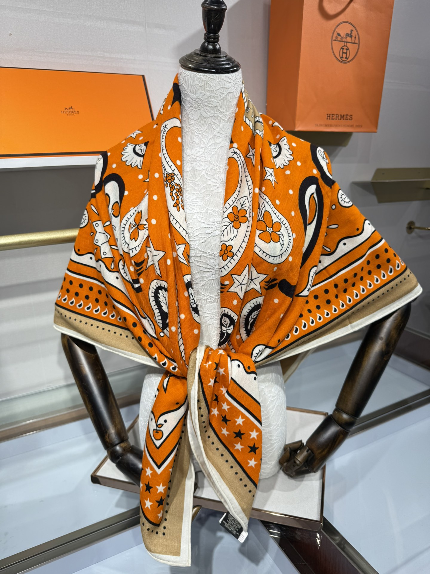 💟“水果竞技”140双面丝绒披肩手工卷边丝毛方巾（30%桑蚕丝70%羊绒)这款爱马仕经典单品展现强大而迷