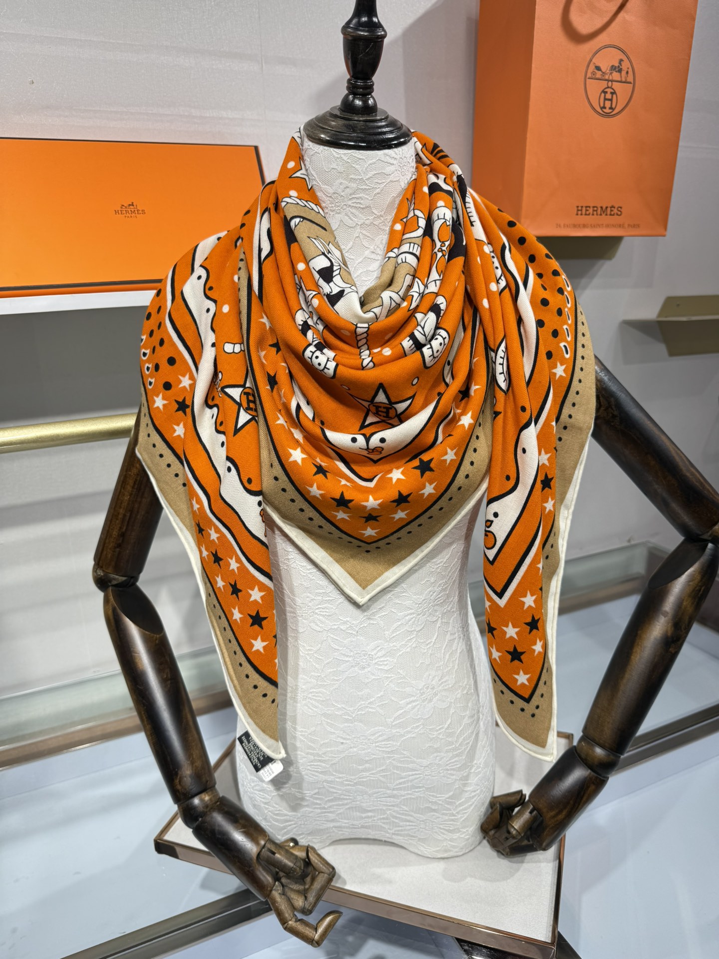 💟“水果竞技”140双面丝绒披肩手工卷边丝毛方巾（30%桑蚕丝70%羊绒)这款爱马仕经典单品展现强大而迷